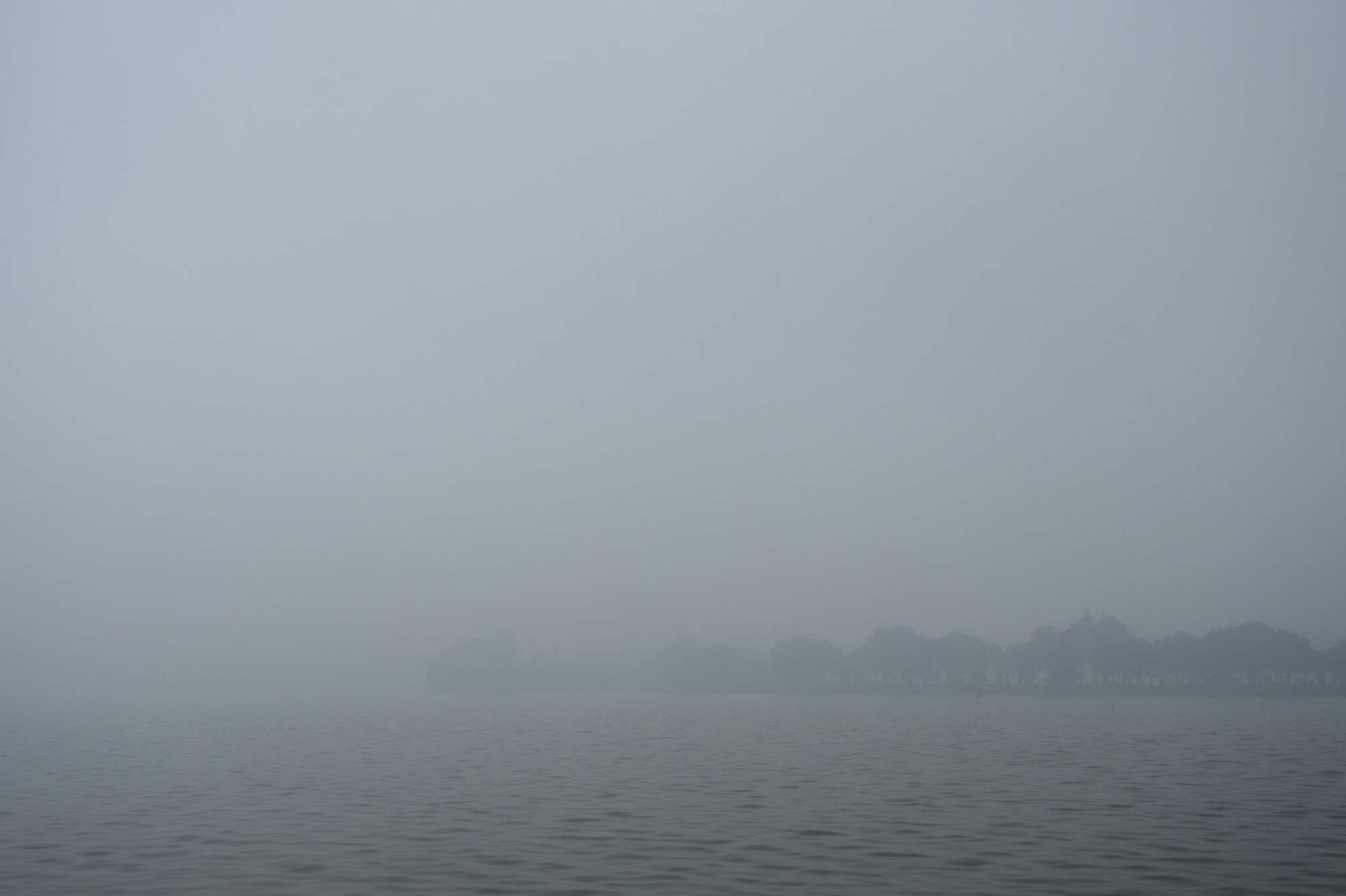 Sáng thứ Bảy, Hà Nội khác lạ khi hứng trọn combo sương mù, ô nhiễm, mưa lạnh- Ảnh 7. Sáng thứ Bảy, Hà Nội khác lạ khi hứng trọn combo sương mù, ô nhiễm, mưa lạnh- Ảnh 7.