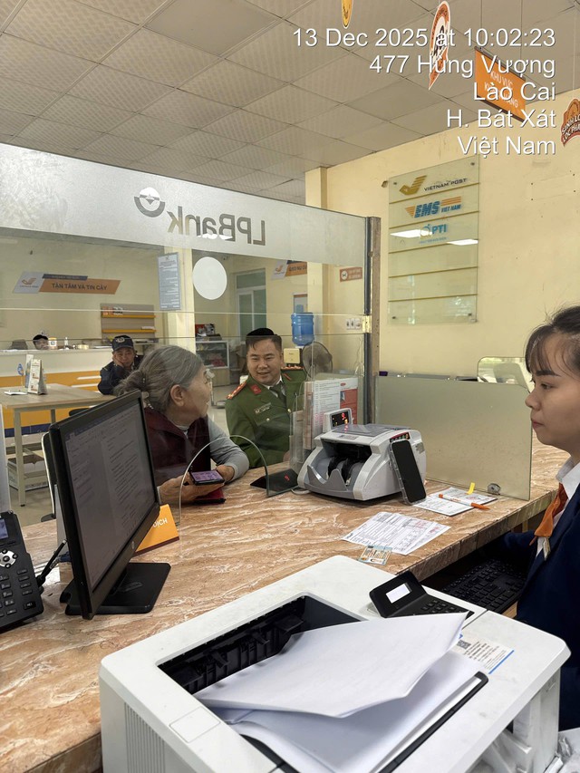 Sau khi tải xuống một ứng dụng, cụ bà đến ngân hàng mở tài khoản, chuẩn bị nạp tiền thì công an xã có mặt, phối hợp với nhân viên LPBank xác minh giao dịch - Ảnh 1.