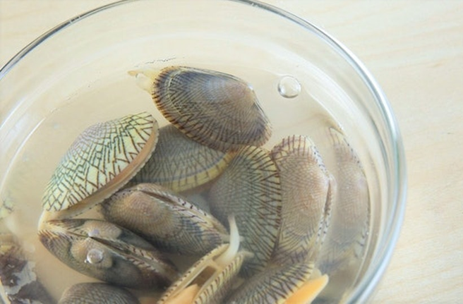 Tại sao ngao ốc đã nhả hết cát nên chờ thêm 30 phút rồi mới nấu?- Ảnh 1.