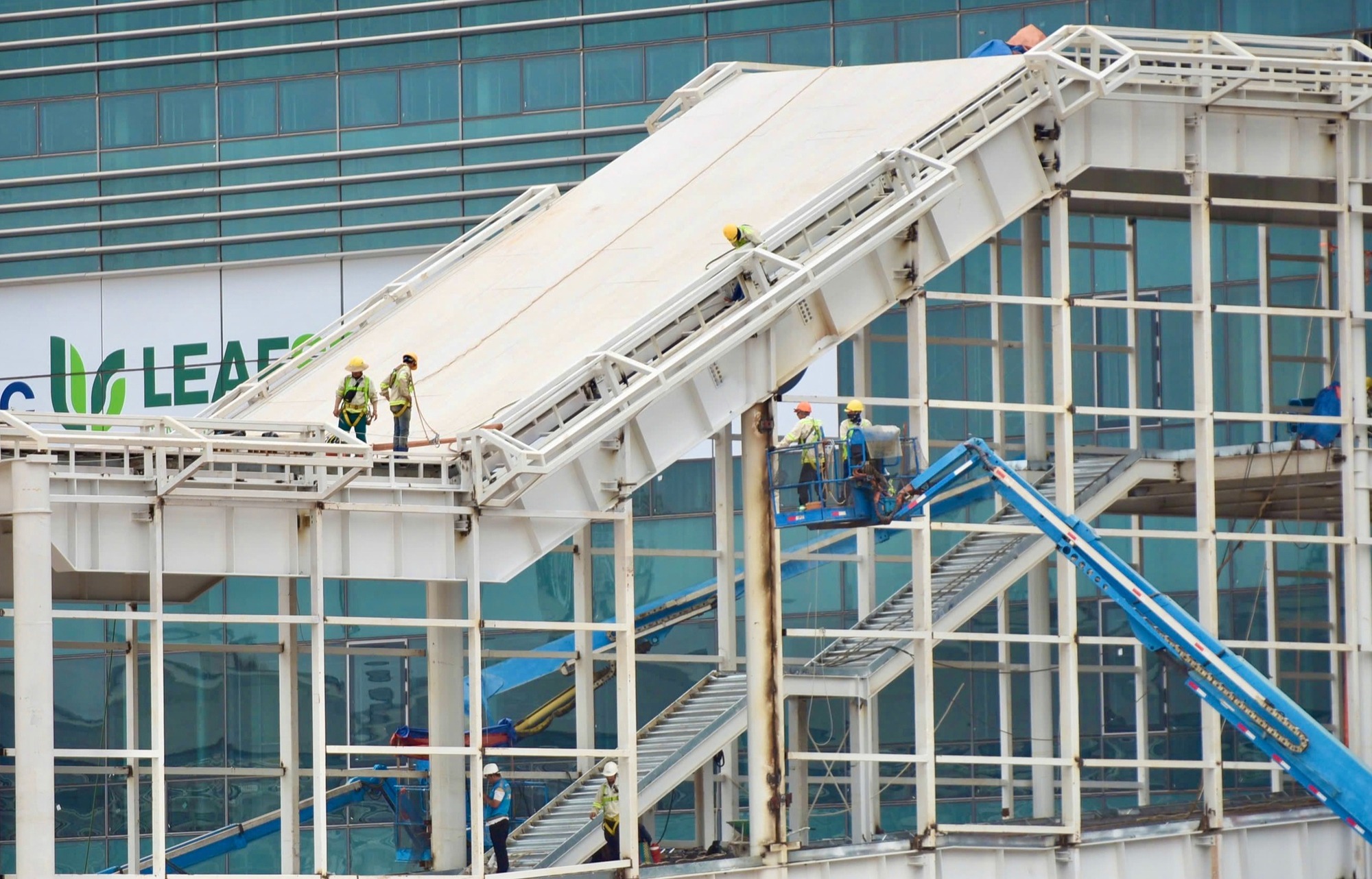 Siêu "công trình thế kỷ" 16 tỷ USD của Việt Nam sắp tới ngày trọng đại: Hơn 3.000 máy móc, 15.000 người dồn lực chuẩn bị đón chuyến bay đầu tiên - Ảnh 2. Siêu "công trình thế kỷ" 16 tỷ USD của Việt Nam sắp tới ngày trọng đại: Hơn 3.000 máy móc, 15.000 người dồn lực chuẩn bị đón chuyến bay đầu tiên - Ảnh 2.