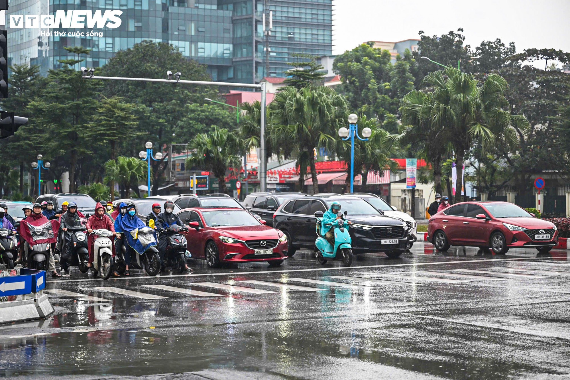 Ngày đầu camera AI hoạt động Tại Hà Nội: Giao thông trật tự hơn giữa mưa rét - Ảnh 1.