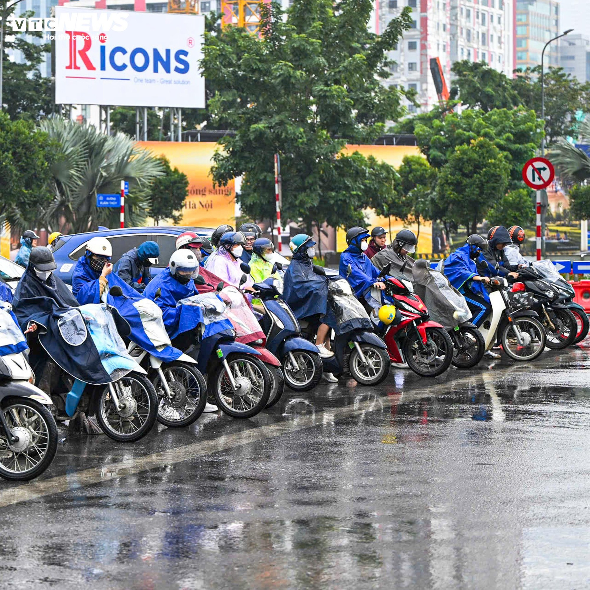Ngày đầu camera AI hoạt động Tại Hà Nội: Giao thông trật tự hơn giữa mưa rét - Ảnh 5.