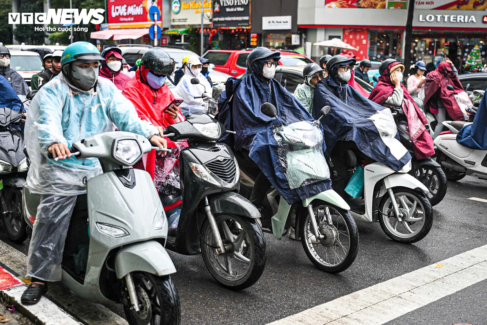 Ngày đầu camera AI hoạt động Tại Hà Nội: Giao thông trật tự hơn giữa mưa rét - Ảnh 6.