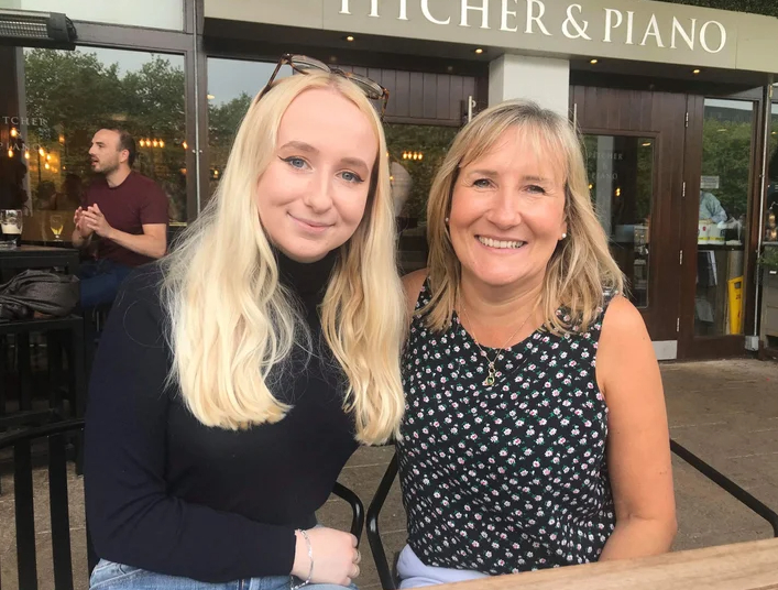 Người phụ nữ vỡ &ograve;a khi gặp con g&aacute;i ruột sau 21 năm kh&ocirc;ng biết - Ảnh 2.