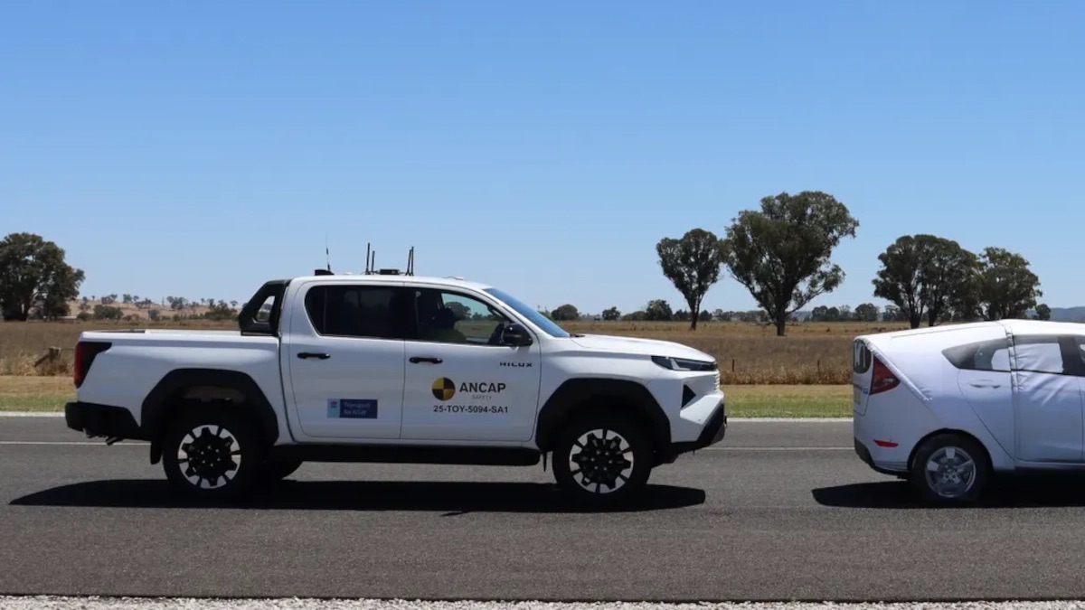 Clip này cho thấy Toyota Hilux 2026 sắp bán tại Việt Nam an toàn thế nào khi bị đâm bẹp đầu và hông với cả người lớn và trẻ em ngồi trong- Ảnh 8. Clip này cho thấy Toyota Hilux 2026 sắp bán tại Việt Nam an toàn thế nào khi bị đâm bẹp đầu và hông với cả người lớn và trẻ em ngồi trong- Ảnh 8.