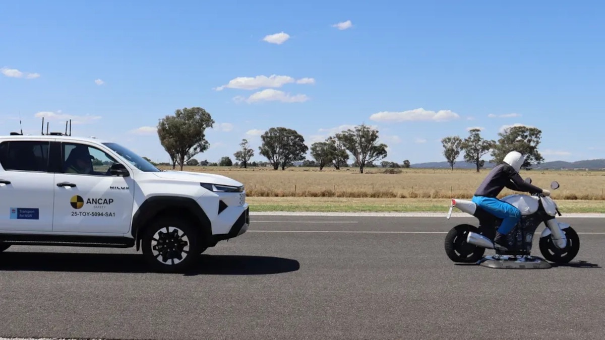 Clip này cho thấy Toyota Hilux 2026 sắp bán tại Việt Nam an toàn thế nào khi bị đâm bẹp đầu và hông với cả người lớn và trẻ em ngồi trong- Ảnh 7. Clip này cho thấy Toyota Hilux 2026 sắp bán tại Việt Nam an toàn thế nào khi bị đâm bẹp đầu và hông với cả người lớn và trẻ em ngồi trong- Ảnh 7.