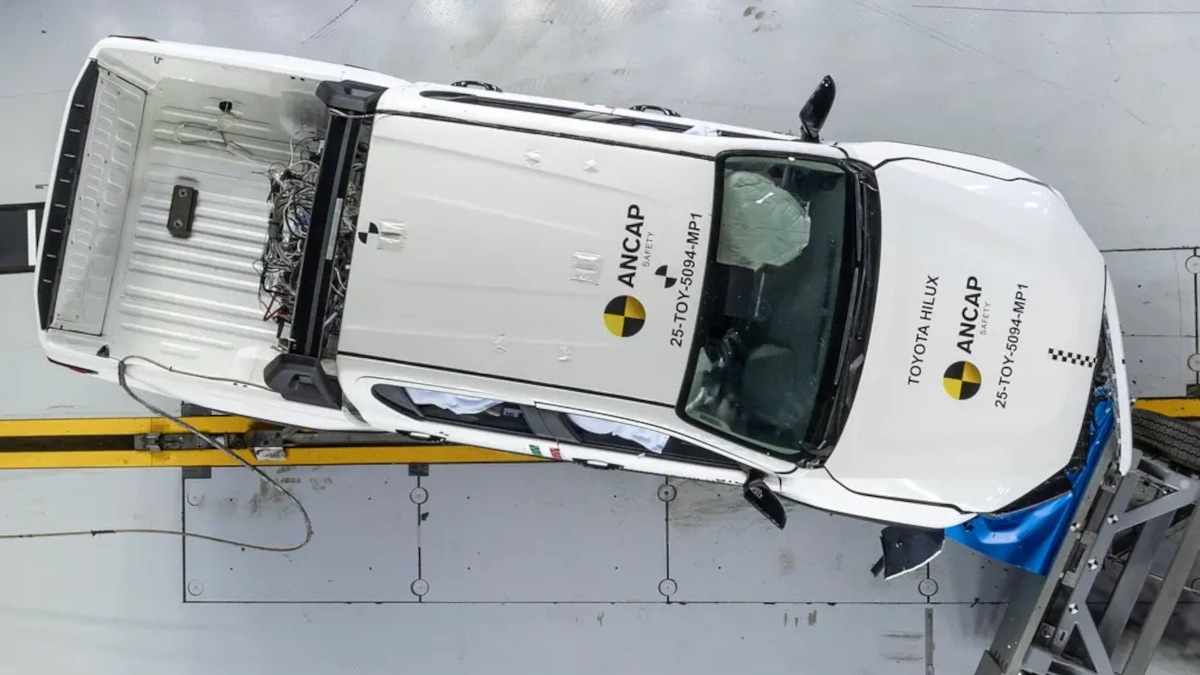 Clip này cho thấy Toyota Hilux 2026 sắp bán tại Việt Nam an toàn thế nào khi bị đâm bẹp đầu và hông với cả người lớn và trẻ em ngồi trong- Ảnh 3. Clip này cho thấy Toyota Hilux 2026 sắp bán tại Việt Nam an toàn thế nào khi bị đâm bẹp đầu và hông với cả người lớn và trẻ em ngồi trong- Ảnh 3.