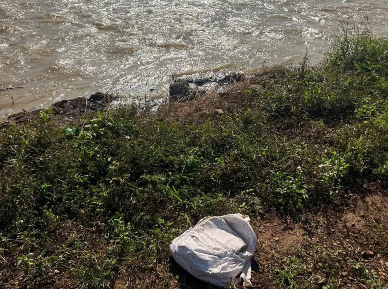 Thầy cô bạn bè thương tiếc Khi tìm thấy thi thể nữ sinh mất tích ở Đắk Lắk - Ảnh 1. Thầy cô bạn bè thương tiếc Khi tìm thấy thi thể nữ sinh mất tích ở Đắk Lắk - Ảnh 1.