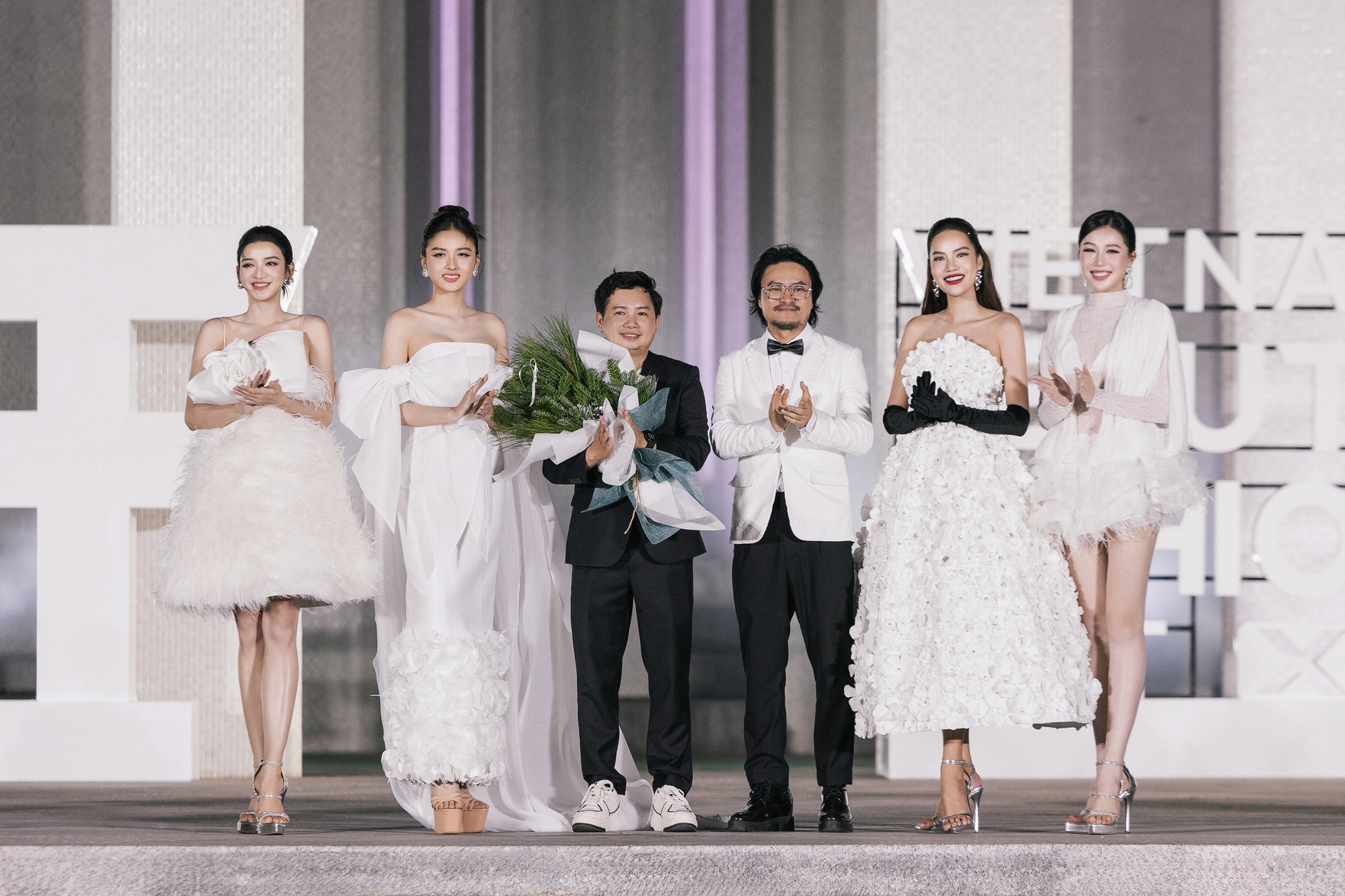 Yến Nhi lên đồ hở bạo, cặp Hoa hậu - diễn viên bị "tóm" thân thiết khác thường - Ảnh 8. Yến Nhi lên đồ hở bạo, cặp Hoa hậu - diễn viên bị "tóm" thân thiết khác thường - Ảnh 8.