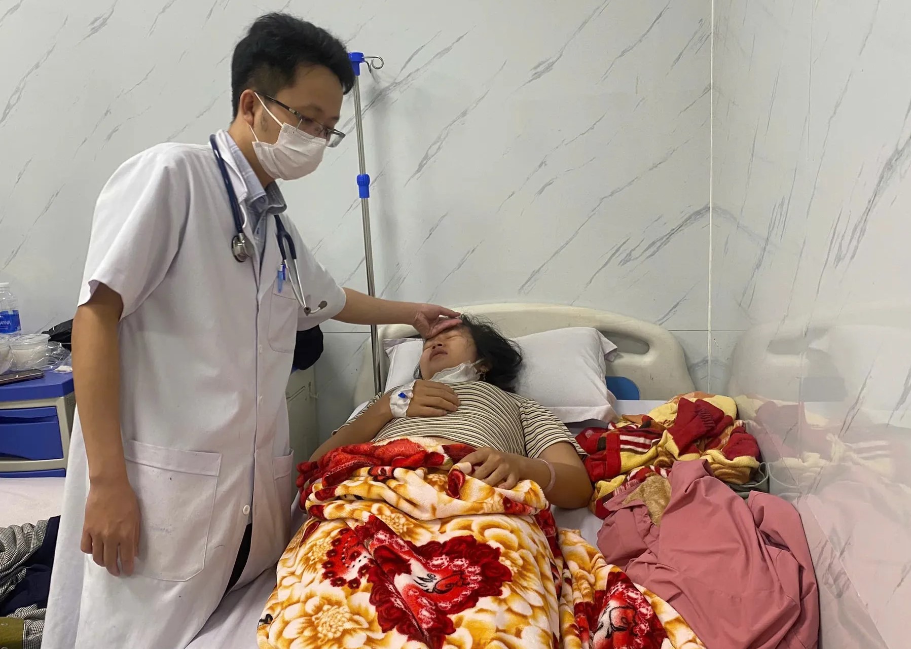 Số ca nhập viện sau khi ăn bánh mì tiếp tục gia tăng, 1 trường hợp nặng - Ảnh 1.