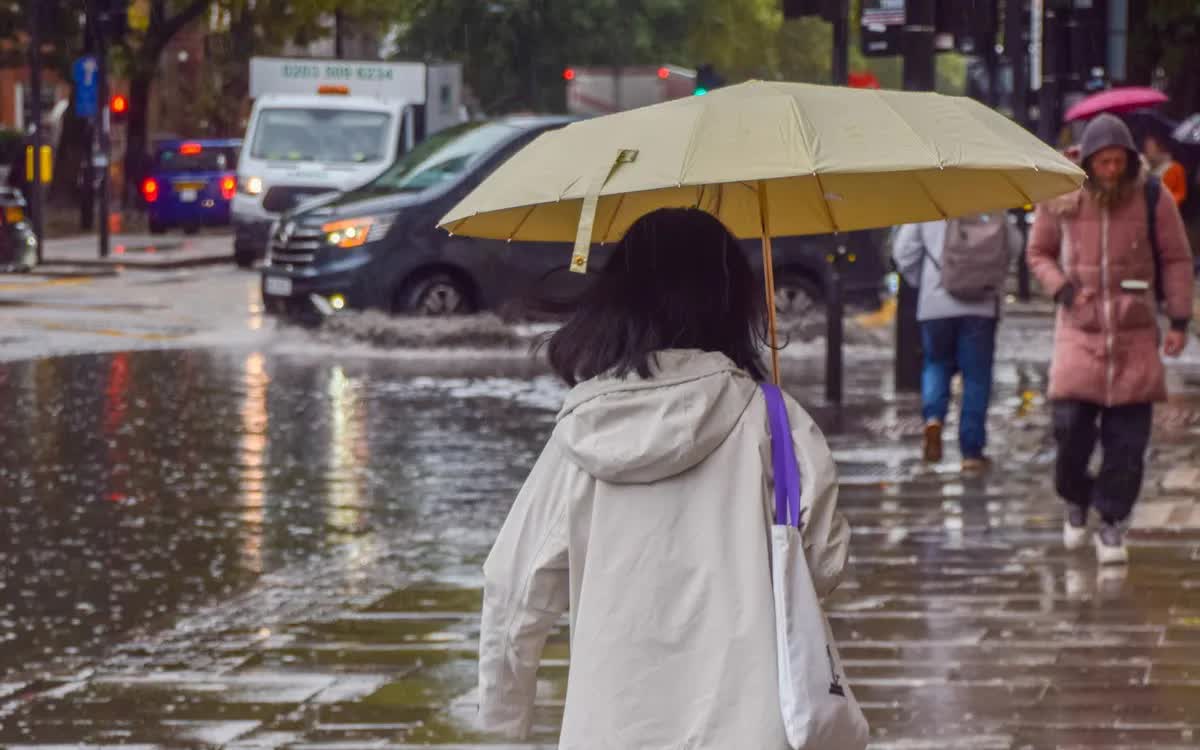 Anh ban h&agrave;nh cảnh b&aacute;o &ldquo;nguy hiểm đến t&iacute;nh mạng&rdquo; do mưa lớn g&acirc;y lũ lụt - Ảnh 1.