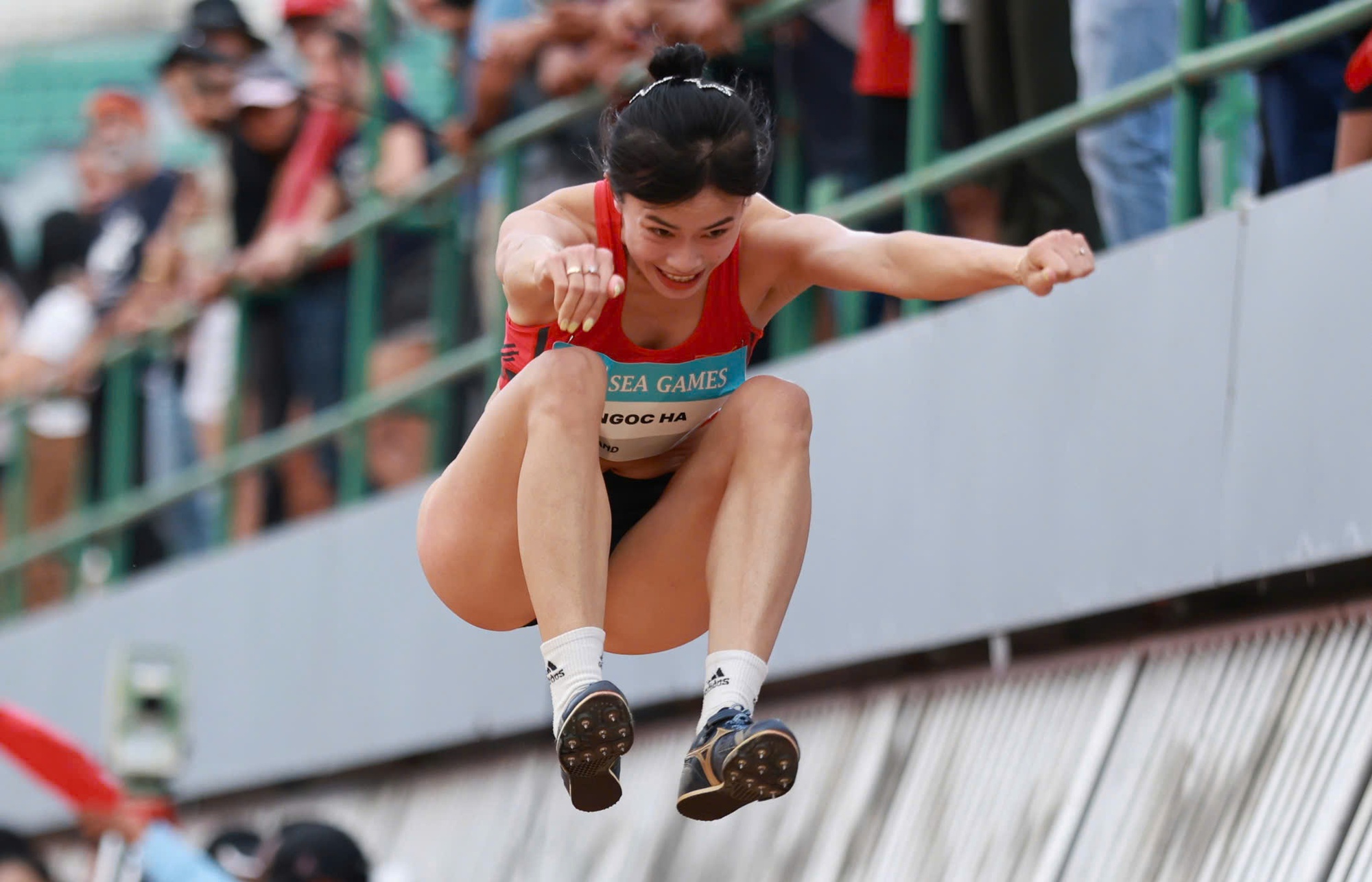 Cực xót khoảnh khắc VĐV Việt Nam chấn thương đau đớn vẫn cố giành HCĐ SEA Games, bật khóc vì nhớ con- Ảnh 10. Cực xót khoảnh khắc VĐV Việt Nam chấn thương đau đớn vẫn cố giành HCĐ SEA Games, bật khóc vì nhớ con- Ảnh 10.