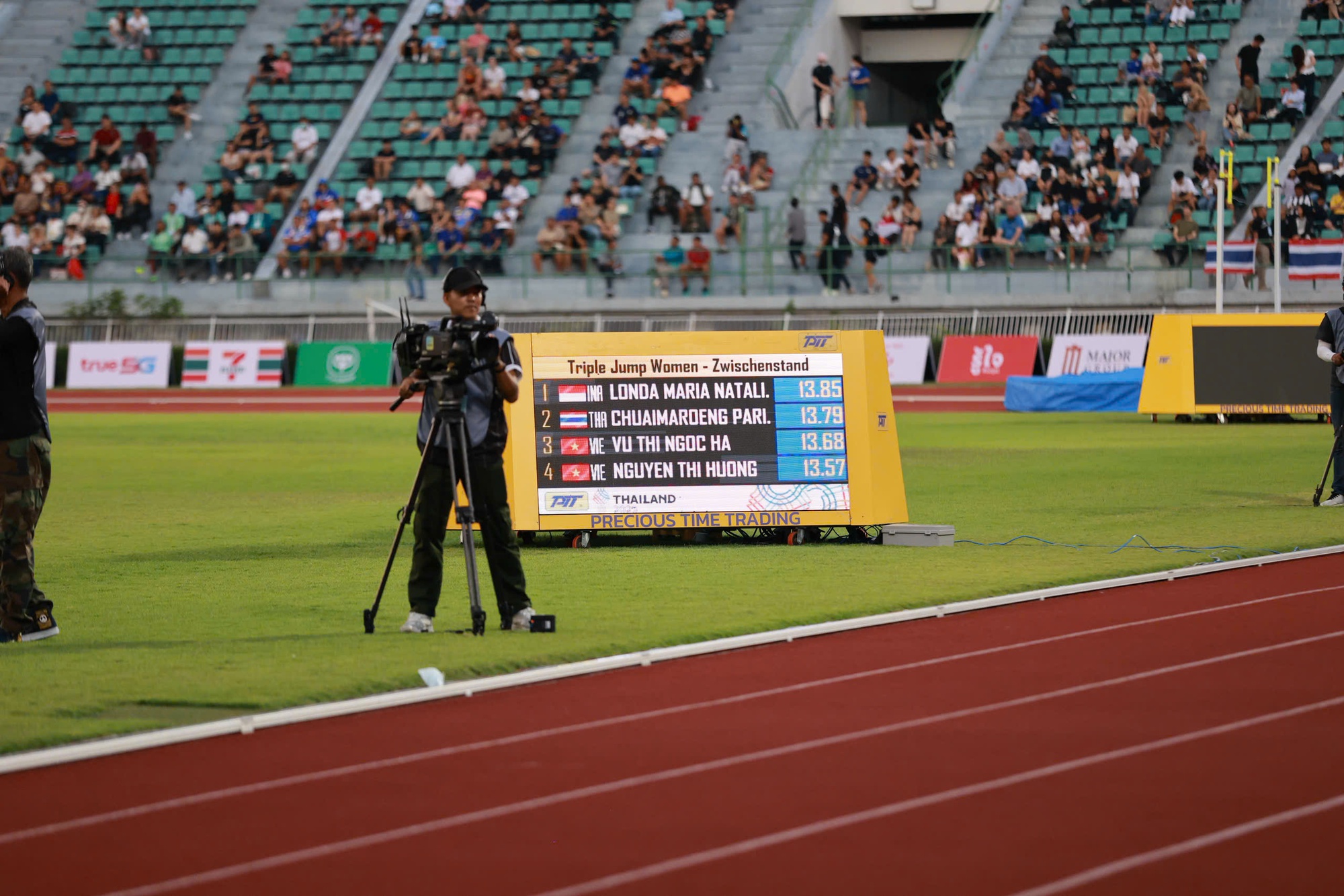 Cực xót khoảnh khắc VĐV Việt Nam chấn thương đau đớn vẫn cố giành HCĐ SEA Games, bật khóc vì nhớ con- Ảnh 12. Cực xót khoảnh khắc VĐV Việt Nam chấn thương đau đớn vẫn cố giành HCĐ SEA Games, bật khóc vì nhớ con- Ảnh 12.