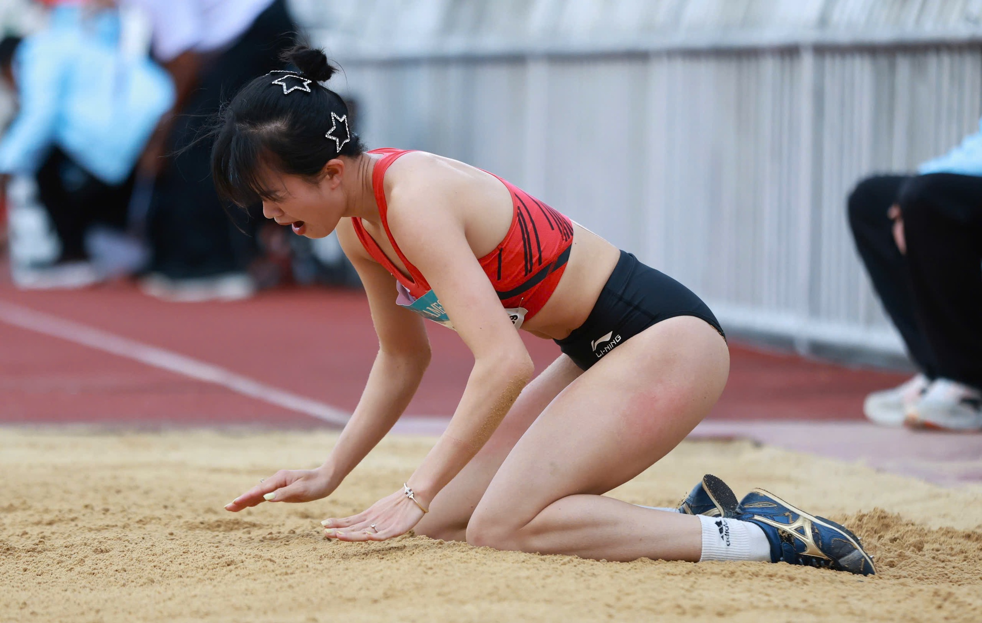 Cực xót khoảnh khắc VĐV Việt Nam chấn thương đau đớn vẫn cố giành HCĐ SEA Games, bật khóc vì nhớ con- Ảnh 7. Cực xót khoảnh khắc VĐV Việt Nam chấn thương đau đớn vẫn cố giành HCĐ SEA Games, bật khóc vì nhớ con- Ảnh 7.