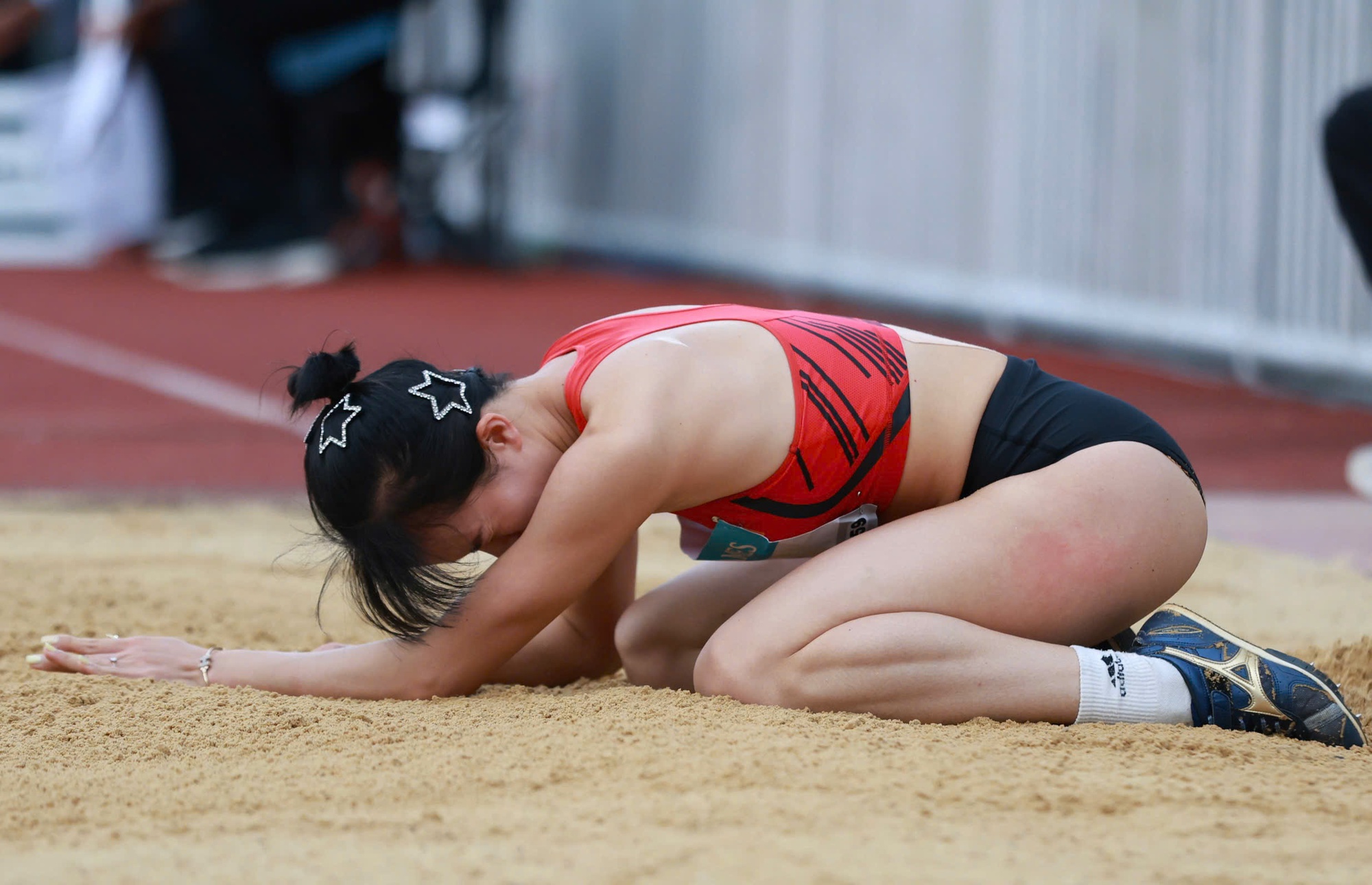 Cực xót khoảnh khắc VĐV Việt Nam chấn thương đau đớn vẫn cố giành HCĐ SEA Games, bật khóc vì nhớ con- Ảnh 5. Cực xót khoảnh khắc VĐV Việt Nam chấn thương đau đớn vẫn cố giành HCĐ SEA Games, bật khóc vì nhớ con- Ảnh 5.