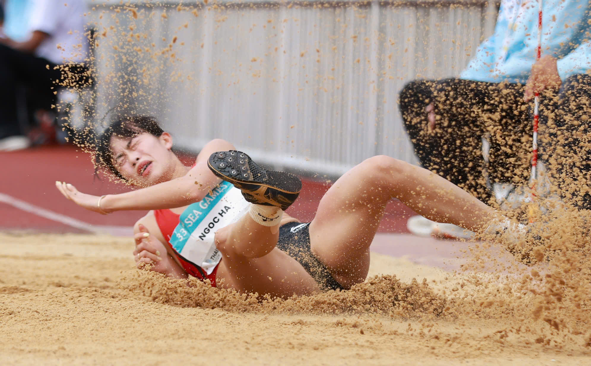 Cực xót khoảnh khắc VĐV Việt Nam chấn thương đau đớn vẫn cố giành HCĐ SEA Games, bật khóc vì nhớ con- Ảnh 4. Cực xót khoảnh khắc VĐV Việt Nam chấn thương đau đớn vẫn cố giành HCĐ SEA Games, bật khóc vì nhớ con- Ảnh 4.