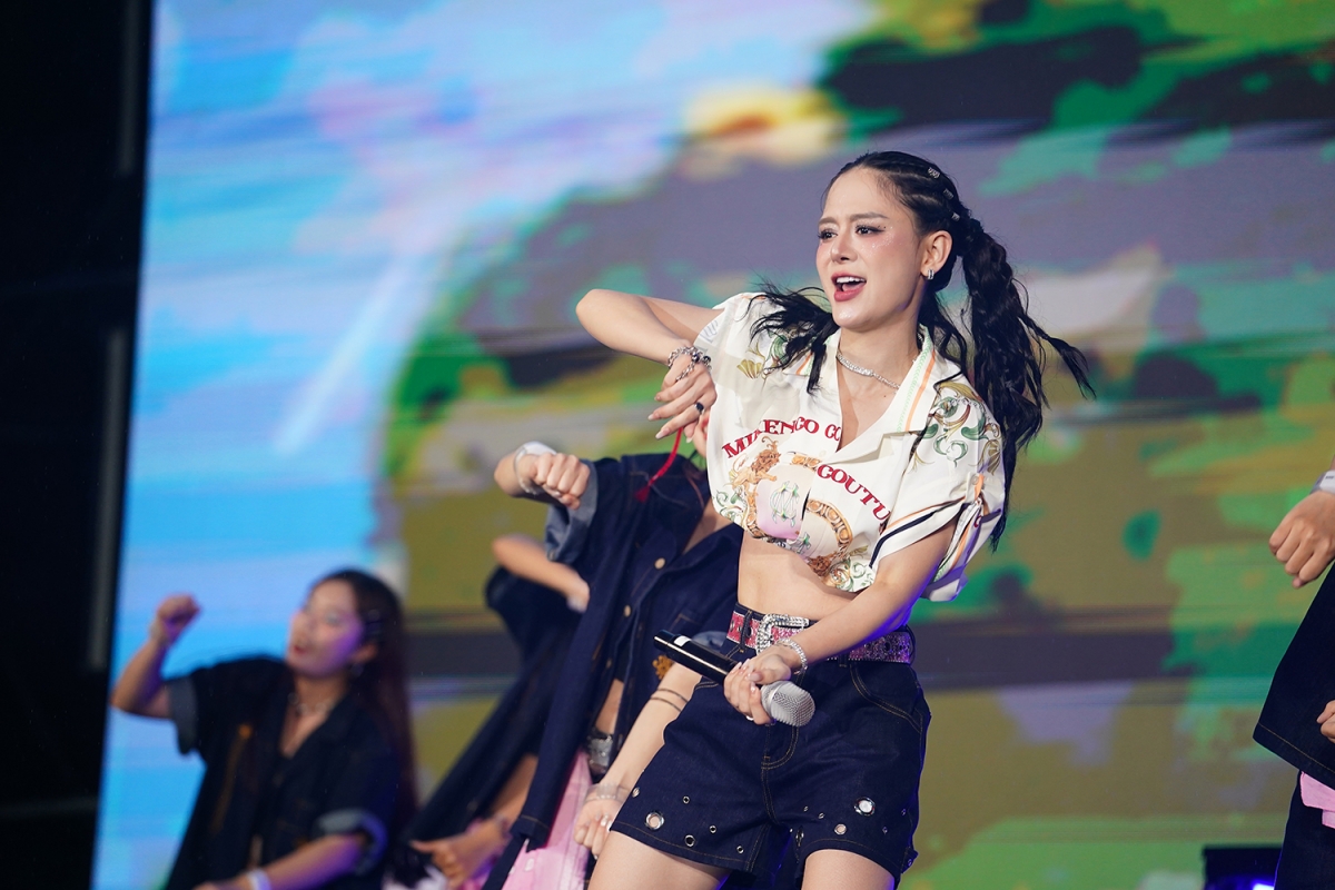 Khán giả đội mưa "quẩy" cùng Long Oliver và Bom - Ảnh 2.