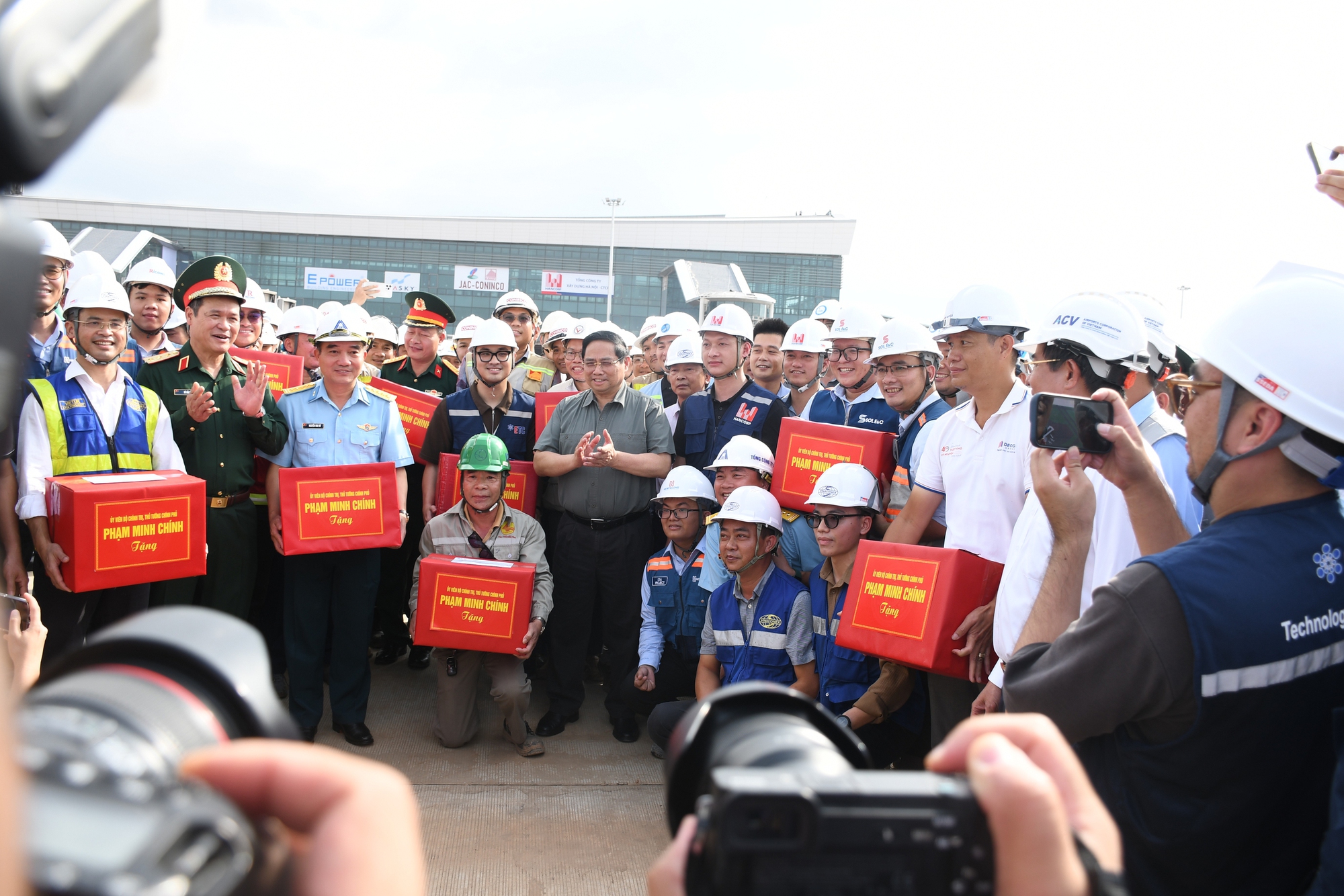 Thủ tướng Phạm Minh Chính kiểm tra sân bay Long Thành trước chuyến bay kỹ thuật đầu tiên - Ảnh 3. Thủ tướng Phạm Minh Chính kiểm tra sân bay Long Thành trước chuyến bay kỹ thuật đầu tiên - Ảnh 3.