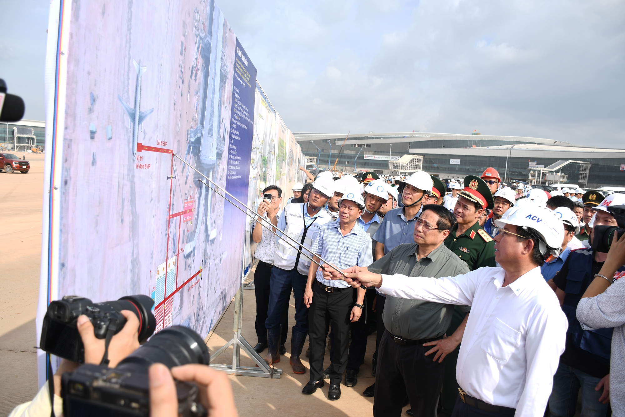 Thủ tướng Phạm Minh Chính kiểm tra sân bay Long Thành trước chuyến bay kỹ thuật đầu tiên - Ảnh 5. Thủ tướng Phạm Minh Chính kiểm tra sân bay Long Thành trước chuyến bay kỹ thuật đầu tiên - Ảnh 5.