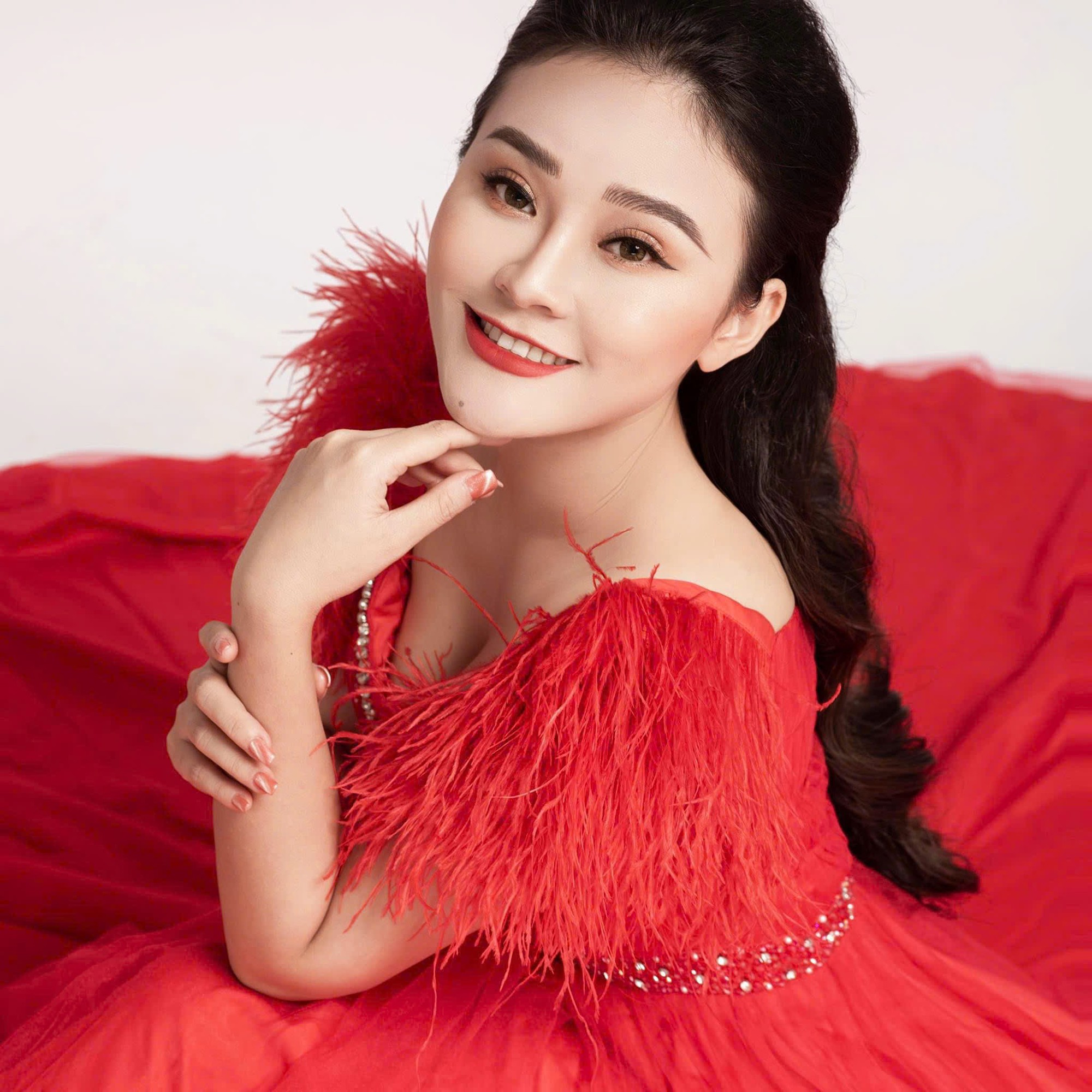 Sao Mai Diệu Thúy làm đêm nhạc riêng, hé lộ hình ảnh là một chiến sĩ công an - Ảnh 2. Sao Mai Diệu Thúy làm đêm nhạc riêng, hé lộ hình ảnh là một chiến sĩ công an - Ảnh 2.