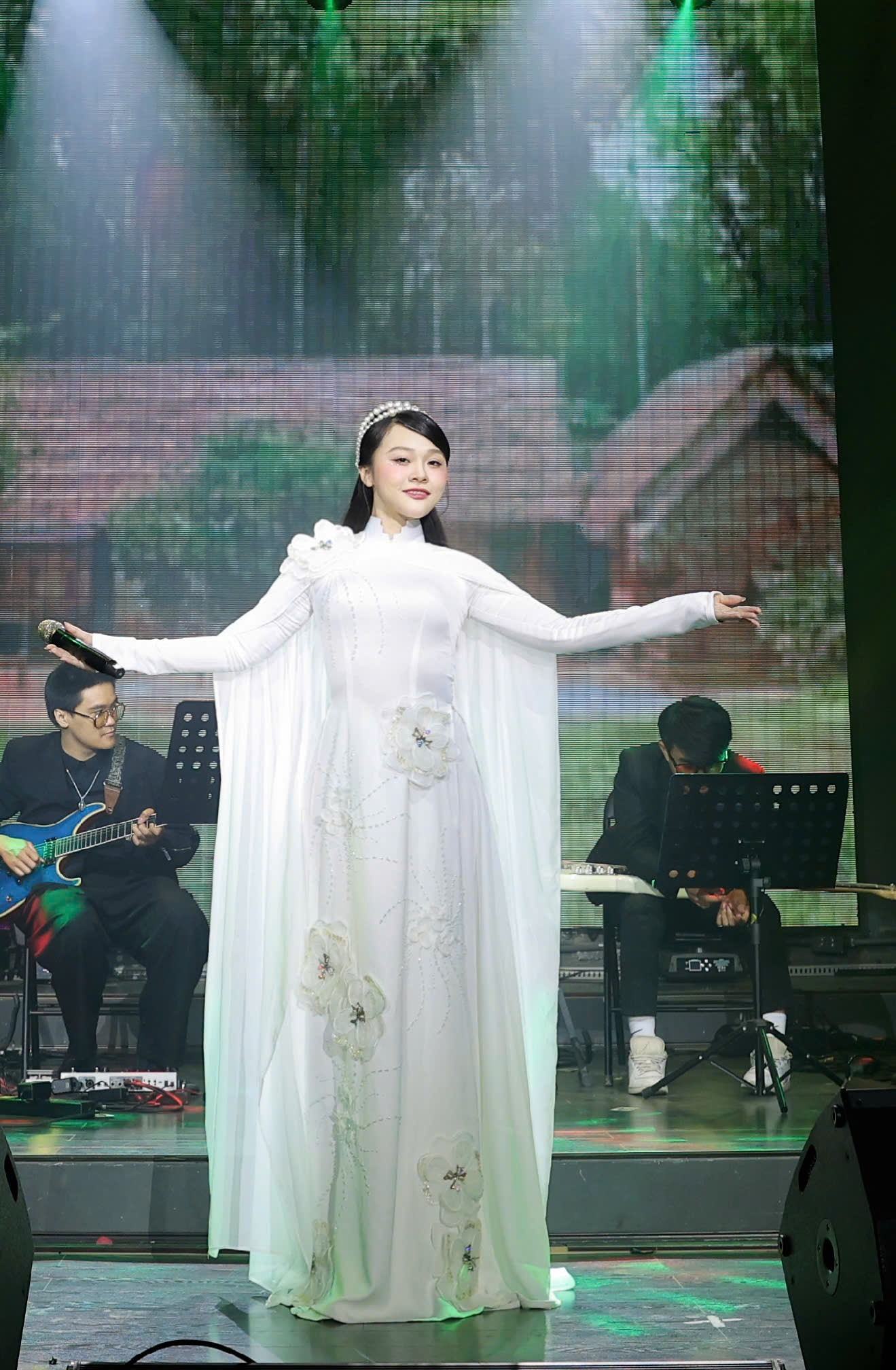 Sao Mai Diệu Thúy làm đêm nhạc riêng, hé lộ hình ảnh là một chiến sĩ công an - Ảnh 1. Sao Mai Diệu Thúy làm đêm nhạc riêng, hé lộ hình ảnh là một chiến sĩ công an - Ảnh 1.