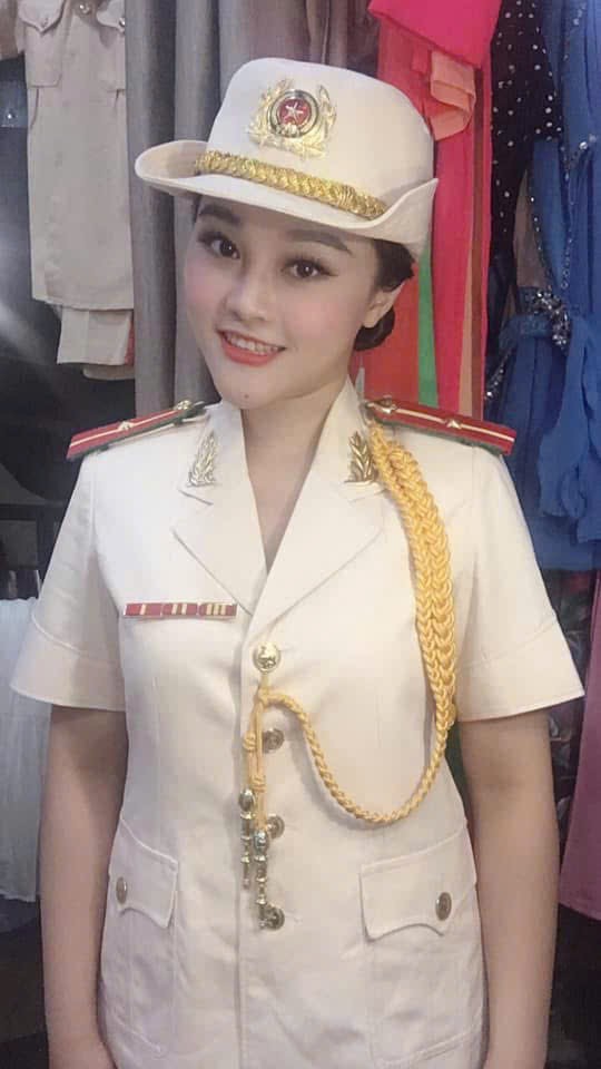 Sao Mai Diệu Thúy làm đêm nhạc riêng, hé lộ hình ảnh là một chiến sĩ công an - Ảnh 4. Sao Mai Diệu Thúy làm đêm nhạc riêng, hé lộ hình ảnh là một chiến sĩ công an - Ảnh 4.