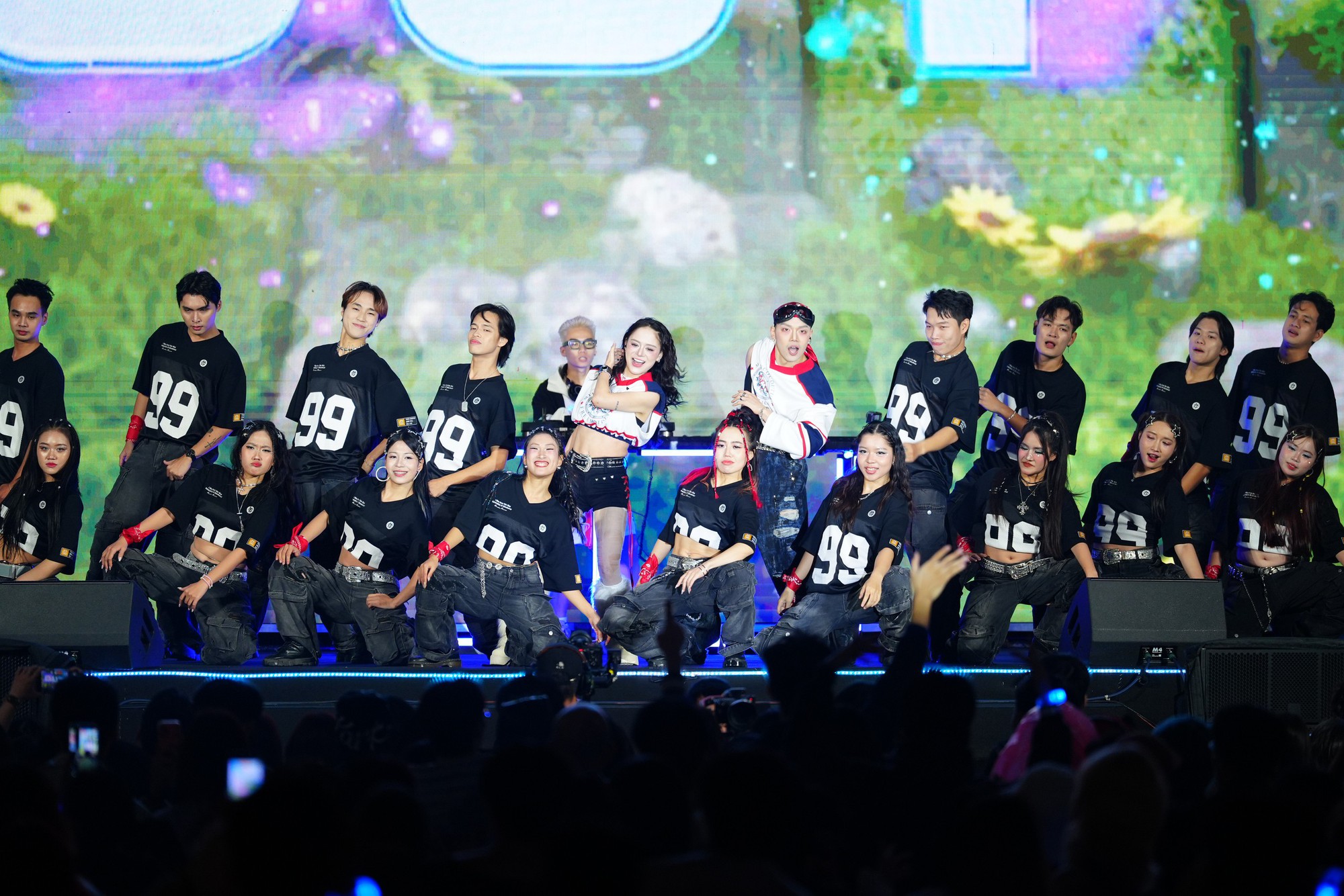 Khán giả đội mưa "quẩy" cùng Long Oliver và Bom - Ảnh 4.