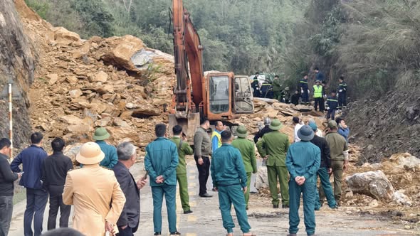 Vụ sạt lở vùi lấp nhiều người trên quốc lộ 6: Xác định 5 người thương vong - Ảnh 1.