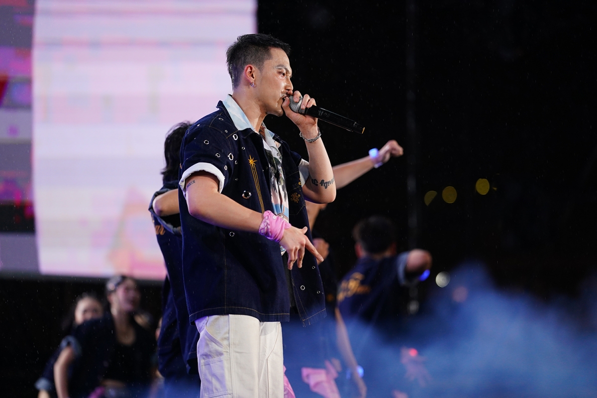 Khán giả đội mưa "quẩy" cùng Long Oliver và Bom - Ảnh 3.