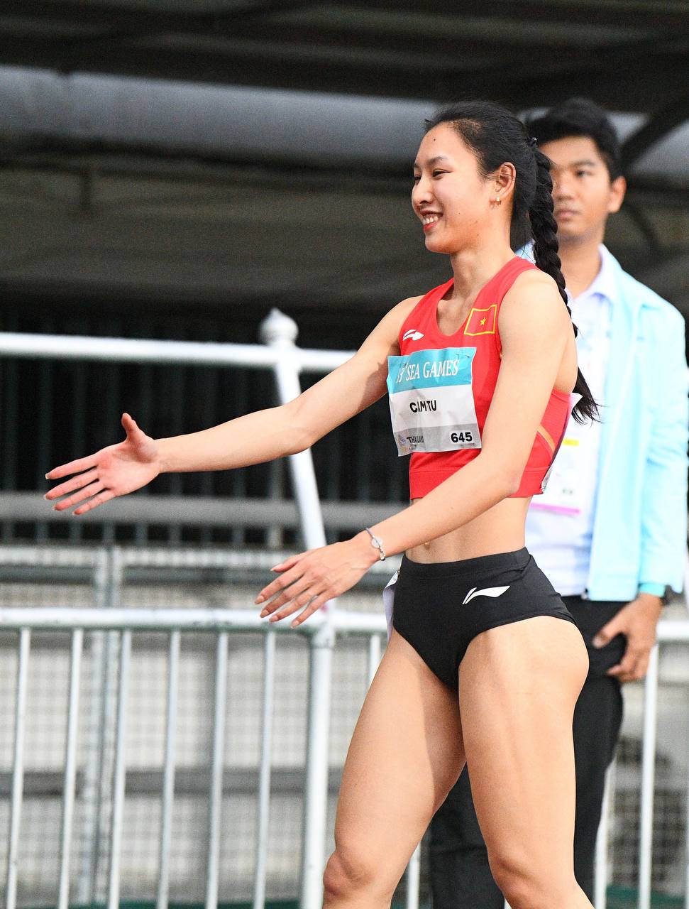 Tìm ra "nữ thần điền kinh" Việt Nam tại SEA Games: Tài năng có thừa, bụng 6 múi săn chắc, chân còn dài thẳng thắp- Ảnh 4.