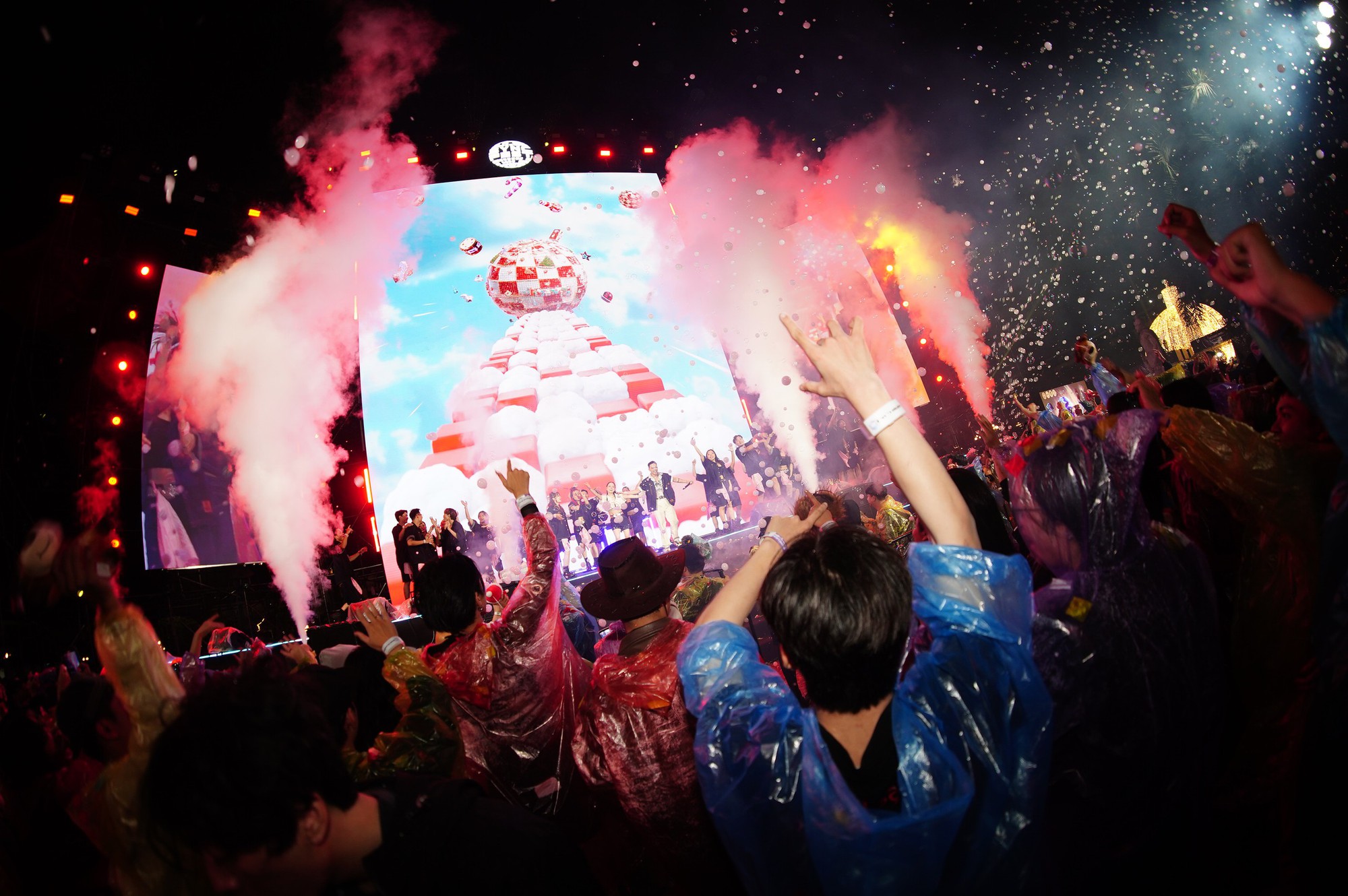 Khán giả đội mưa "quẩy" cùng Long Oliver và Bom - Ảnh 1.