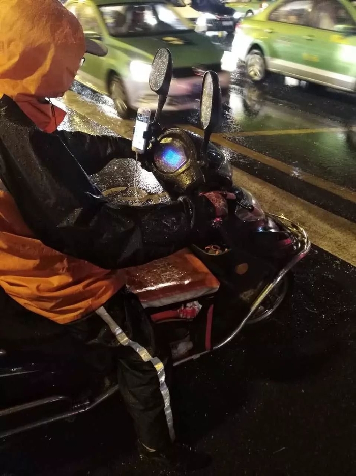 Tin nhắn lúc 4h sáng của shipper khiến khách hàng hối hận cũng đã muộn- Ảnh 1. Tin nhắn lúc 4h sáng của shipper khiến khách hàng hối hận cũng đã muộn- Ảnh 1.