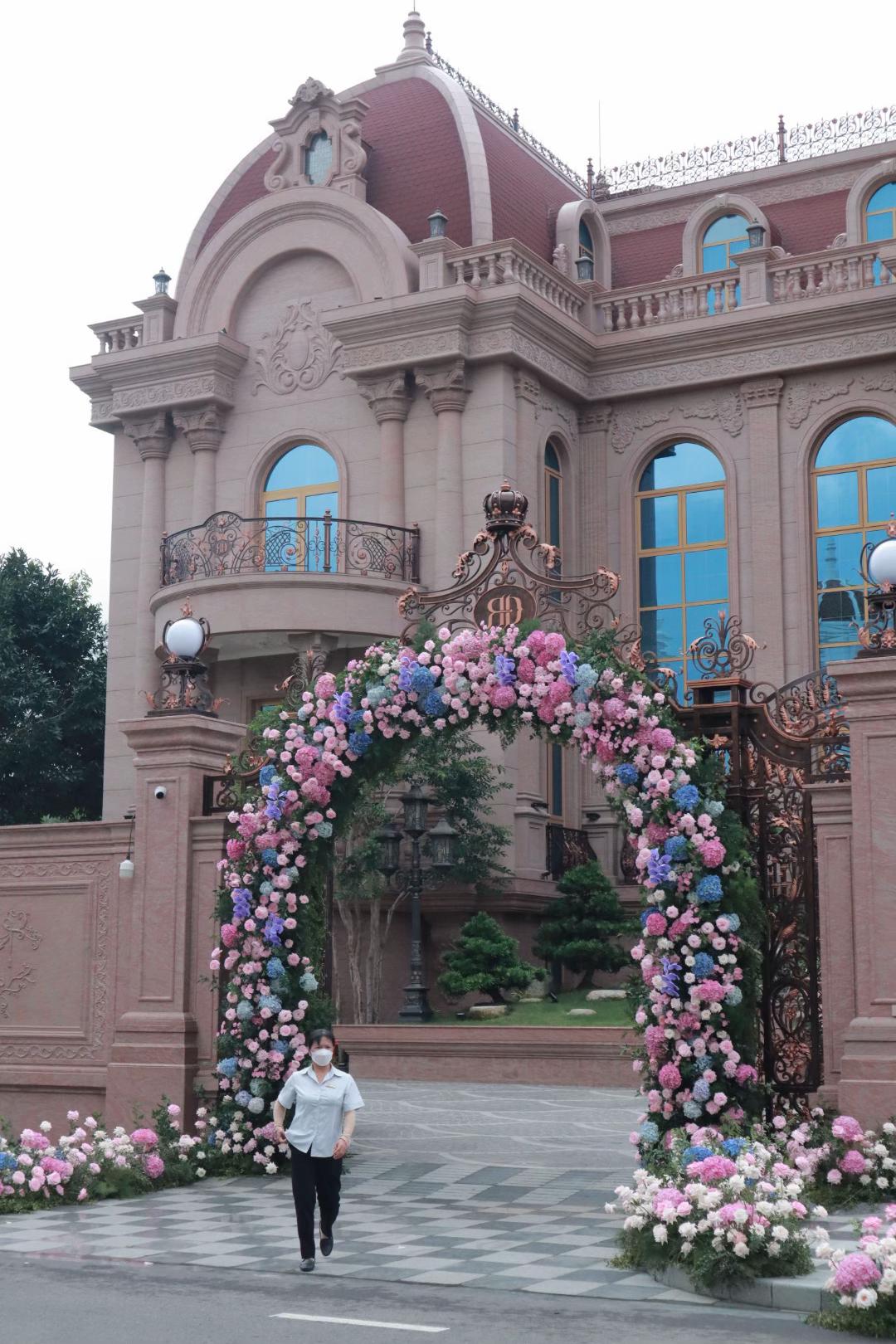 Lại thêm một đám cưới của ái nữ tập đoàn: Cứ nhìn cổng hoa và tòa lâu đài phía sau là biết!- Ảnh 13.