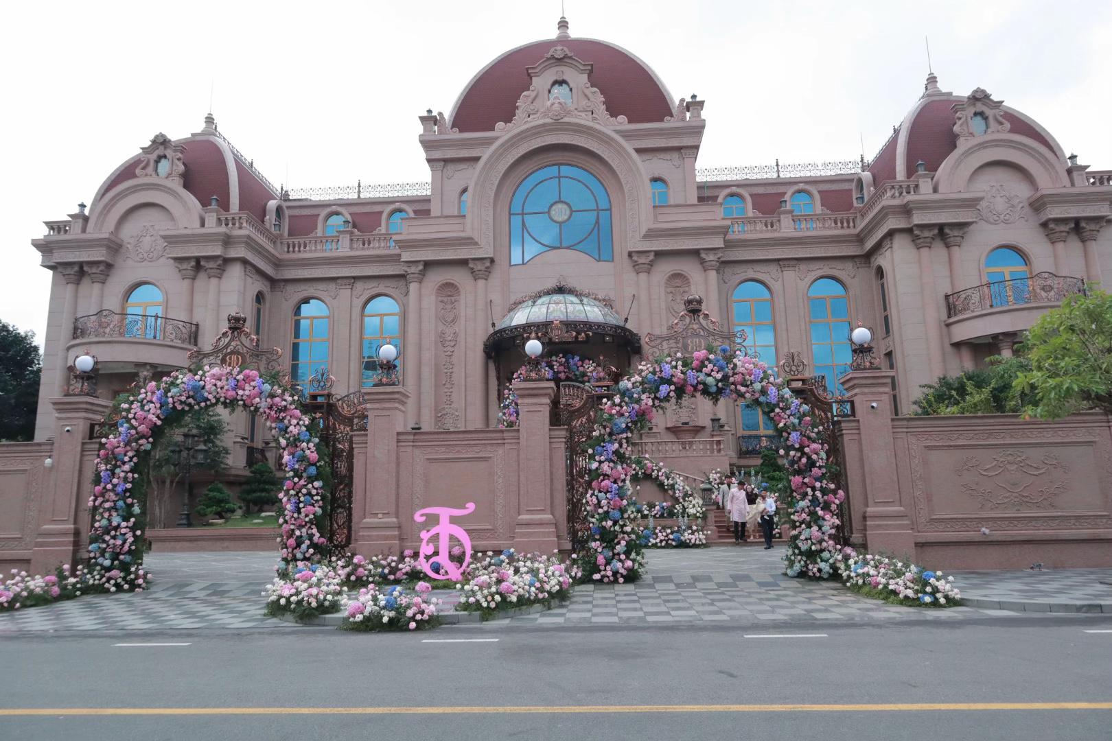 Lại thêm một đám cưới của ái nữ tập đoàn: Cứ nhìn cổng hoa và tòa lâu đài phía sau là biết!- Ảnh 3.