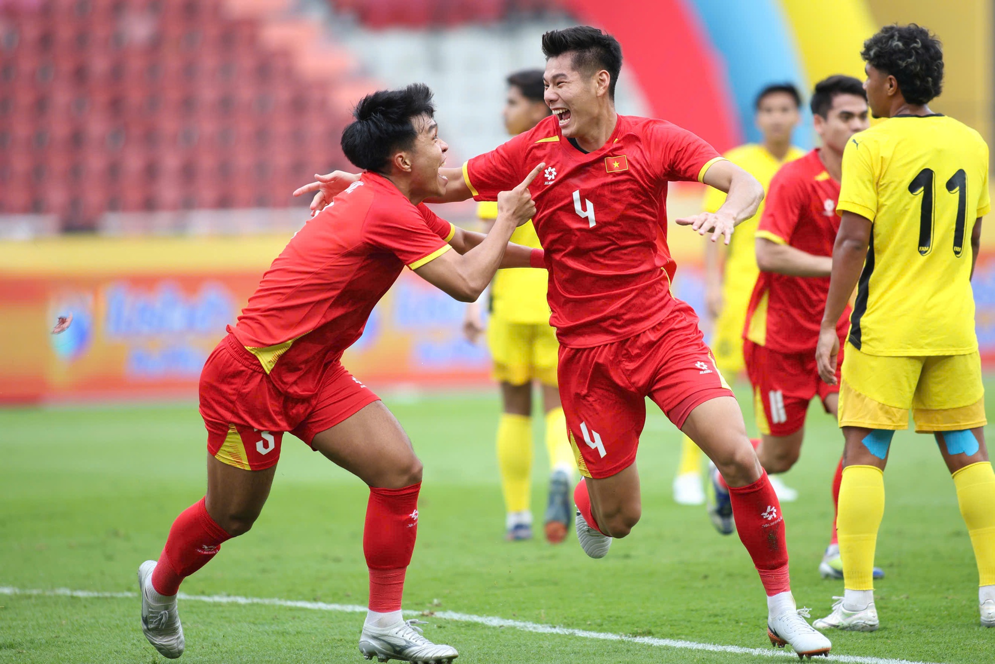 Đội hình U22 Việt Nam vs U22 Philippines: HLV Kim Sang-sik đấu "siêu đội hình nhập tịch" bằng cách nào? - Ảnh 1. Đội hình U22 Việt Nam vs U22 Philippines: HLV Kim Sang-sik đấu "siêu đội hình nhập tịch" bằng cách nào? - Ảnh 1.