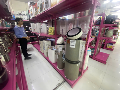 Hà Nội ô nhiễm, máy lọc không khí đắt hàng - Ảnh 1. Hà Nội ô nhiễm, máy lọc không khí đắt hàng - Ảnh 1.