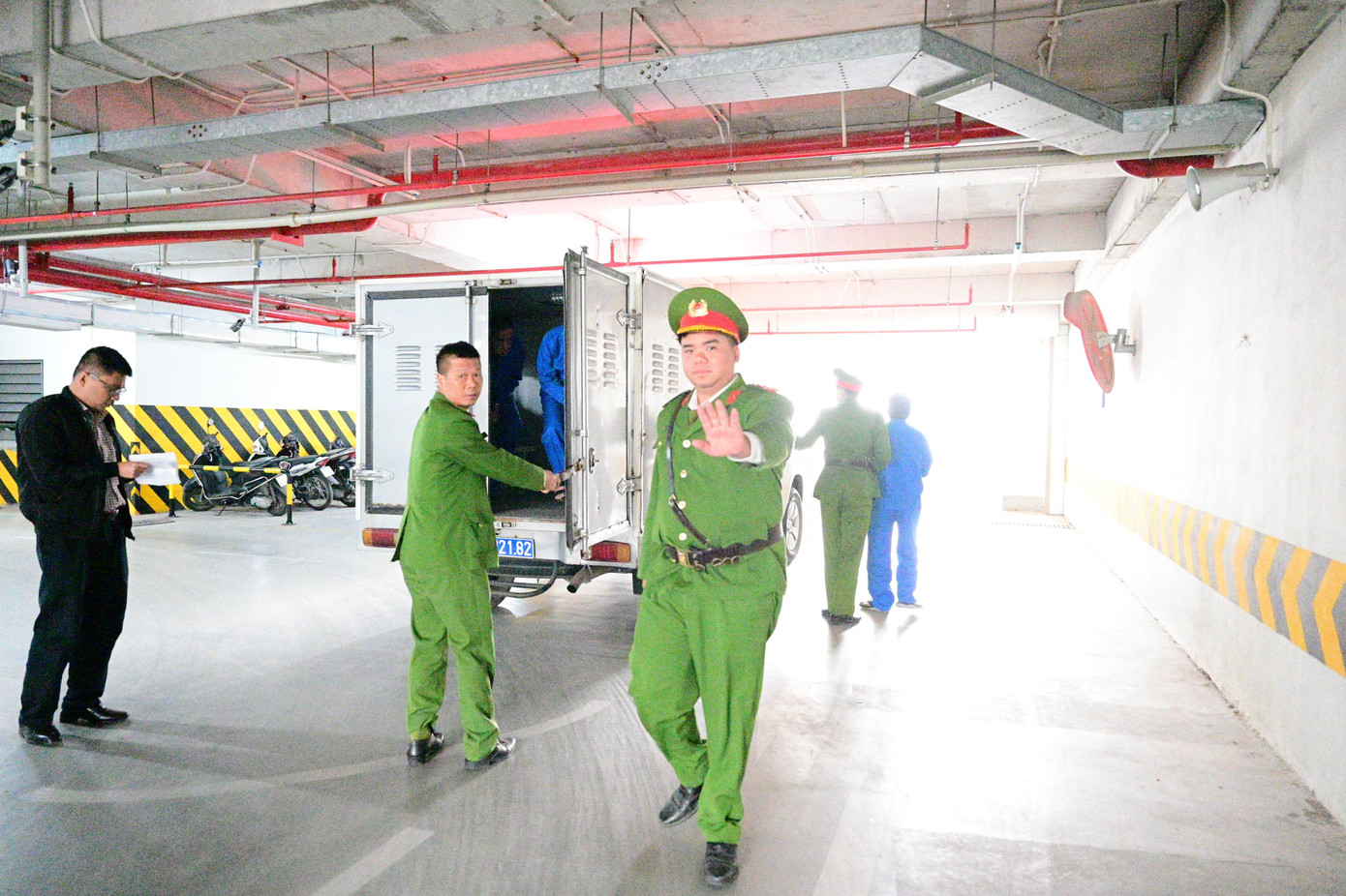 Cựu thẩm ph&aacute;n bị dẫn giải v&igrave; hối lộ thẩm ph&aacute;n tại TAND TP H&agrave; Nội - Ảnh 3.