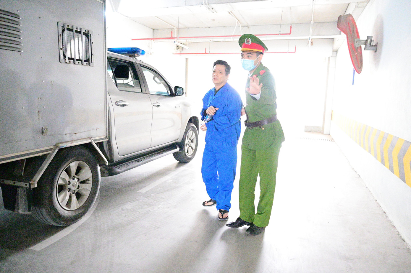 Cựu thẩm ph&aacute;n bị dẫn giải v&igrave; hối lộ thẩm ph&aacute;n tại TAND TP H&agrave; Nội - Ảnh 1.