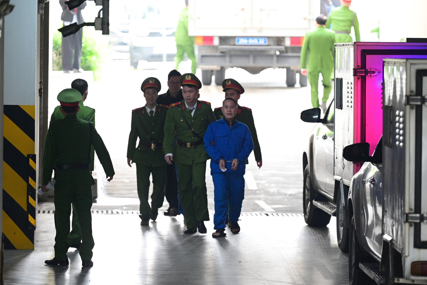 Cựu thẩm ph&aacute;n bị dẫn giải v&igrave; hối lộ thẩm ph&aacute;n tại TAND TP H&agrave; Nội - Ảnh 2.