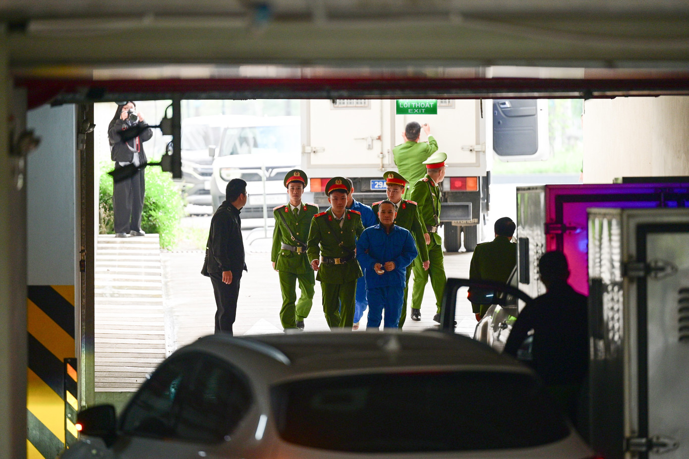 Cựu thẩm ph&aacute;n bị dẫn giải v&igrave; hối lộ thẩm ph&aacute;n tại TAND TP H&agrave; Nội - Ảnh 4.