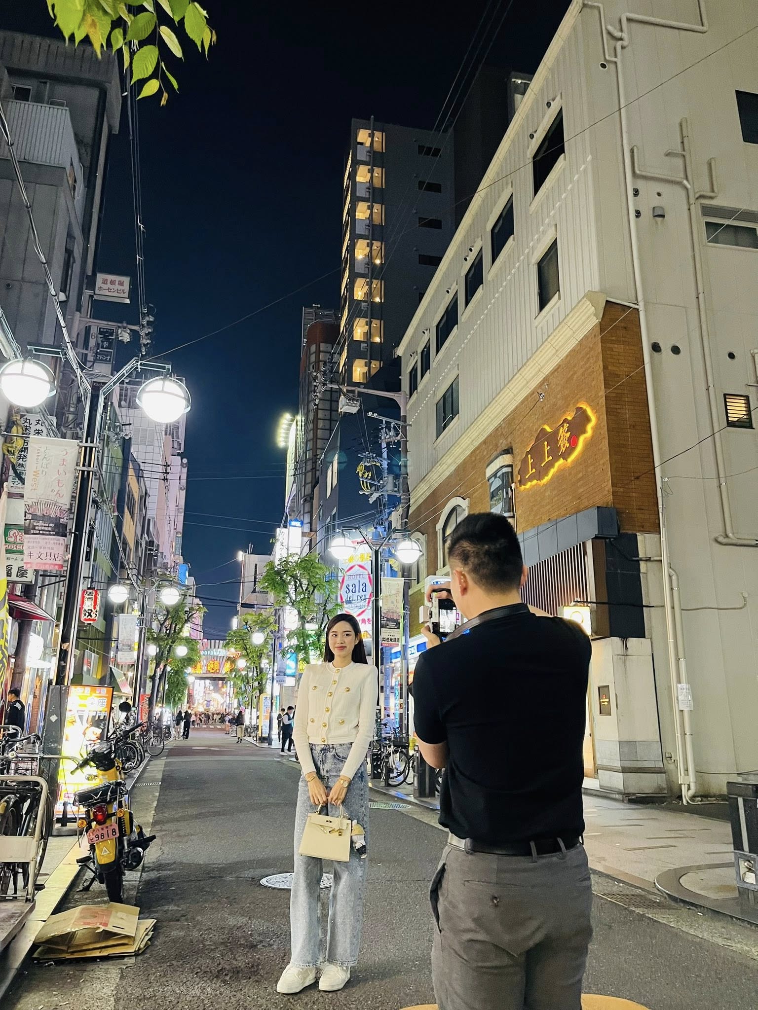 Đỗ Hà đứng yên cũng có chuyện- Ảnh 4. Đỗ Hà đứng yên cũng có chuyện- Ảnh 4.