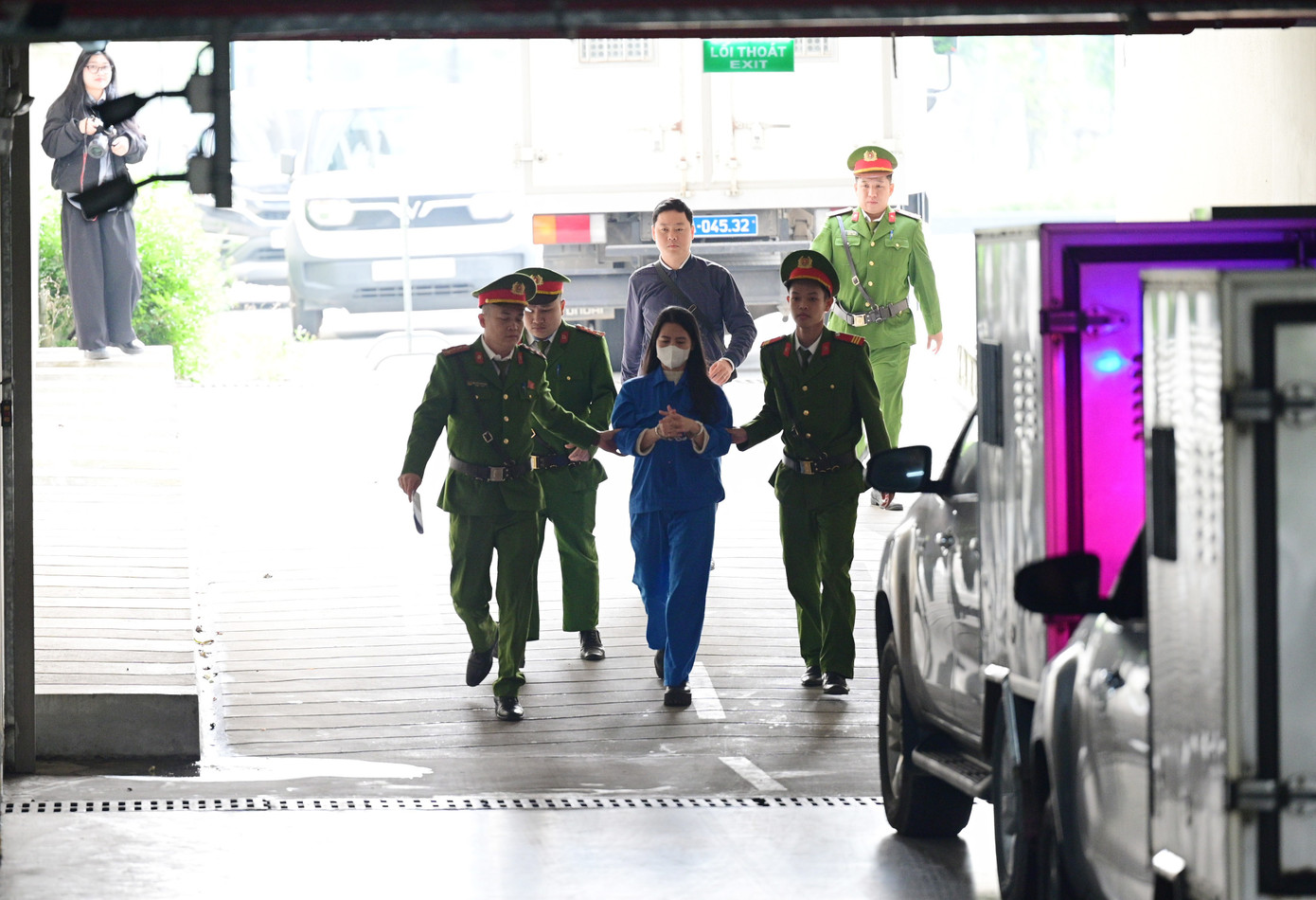 Cựu thẩm ph&aacute;n bị dẫn giải v&igrave; hối lộ thẩm ph&aacute;n tại TAND TP H&agrave; Nội - Ảnh 5.