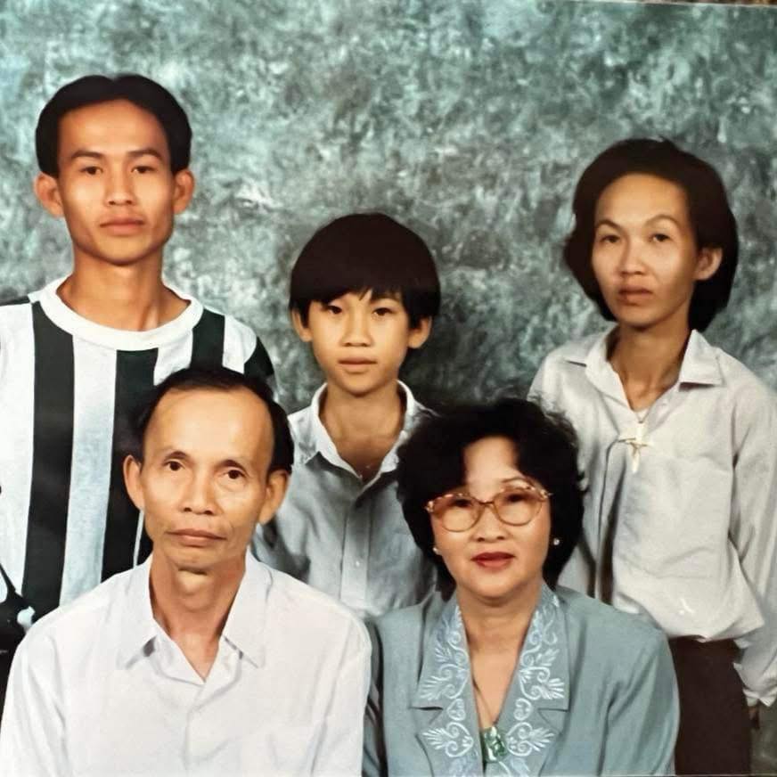 Nam ca sĩ có nhà từ Việt Nam đến Mỹ: 41 tuổi chưa vợ, muốn cưới 1 người như "tình cũ" của Trấn Thành - Ảnh 1. Nam ca sĩ có nhà từ Việt Nam đến Mỹ: 41 tuổi chưa vợ, muốn cưới 1 người như "tình cũ" của Trấn Thành - Ảnh 1.