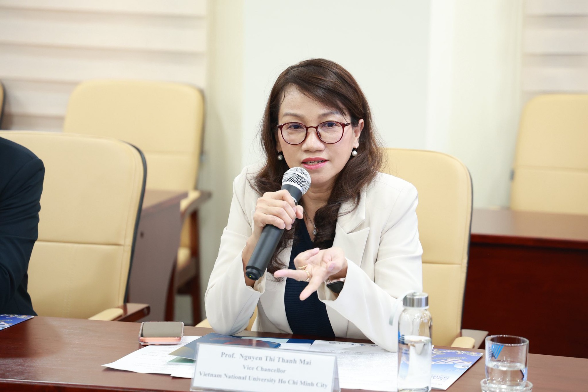 Chân dung nữ giám đốc đầu tiên của ĐHQG TPHCM - Ảnh 1.