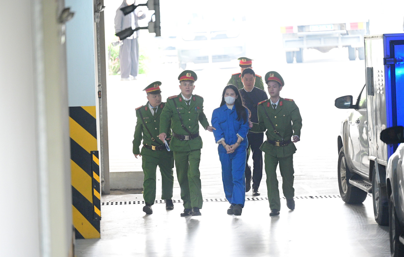 Cựu thẩm ph&aacute;n bị dẫn giải v&igrave; hối lộ thẩm ph&aacute;n tại TAND TP H&agrave; Nội - Ảnh 6.