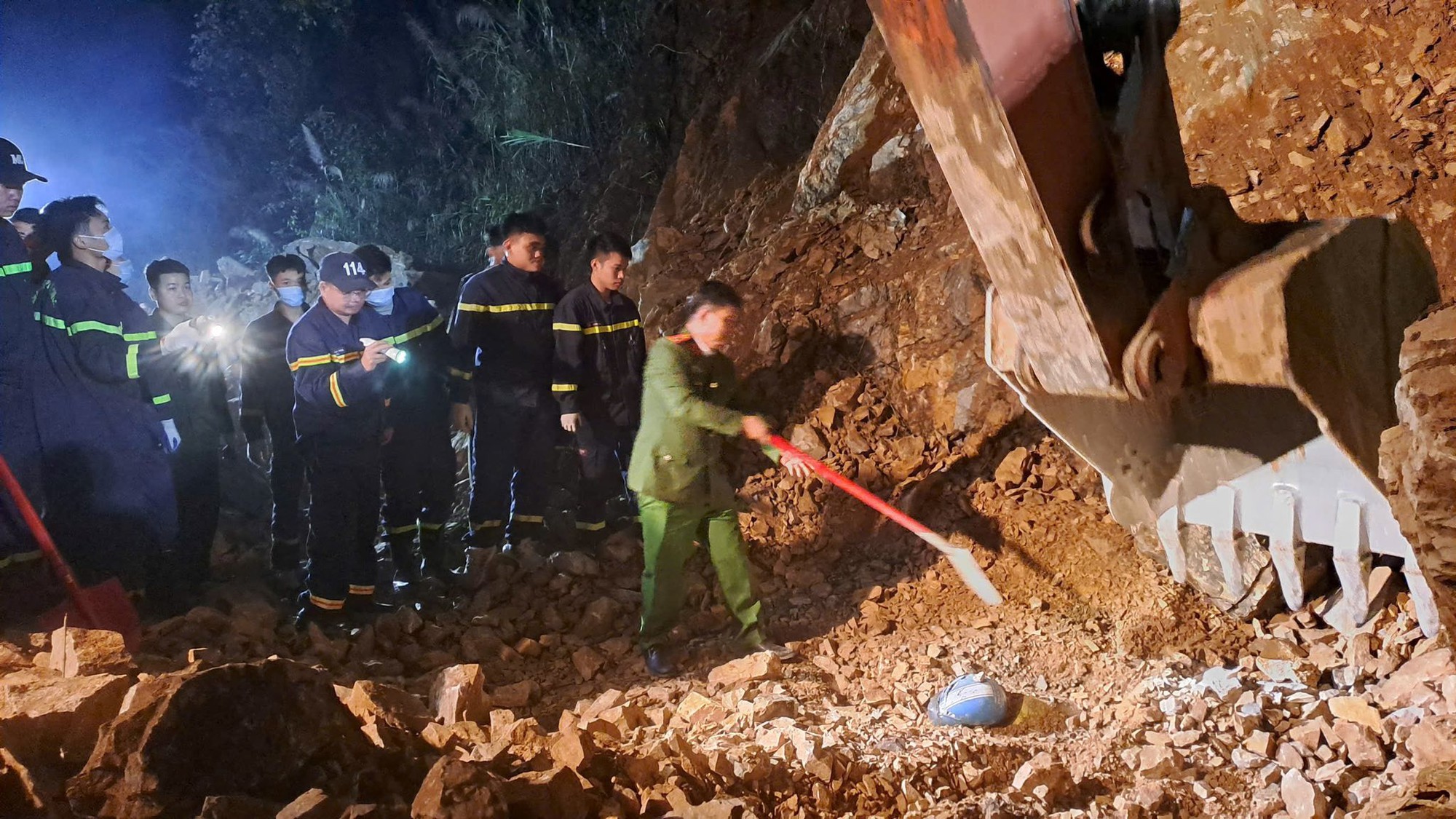 Tìm thấy thi thể nạn nhân thứ 3 trong vụ sạt lở đất đá trên Quốc lộ 6 - Ảnh 1. Tìm thấy thi thể nạn nhân thứ 3 trong vụ sạt lở đất đá trên Quốc lộ 6 - Ảnh 1.