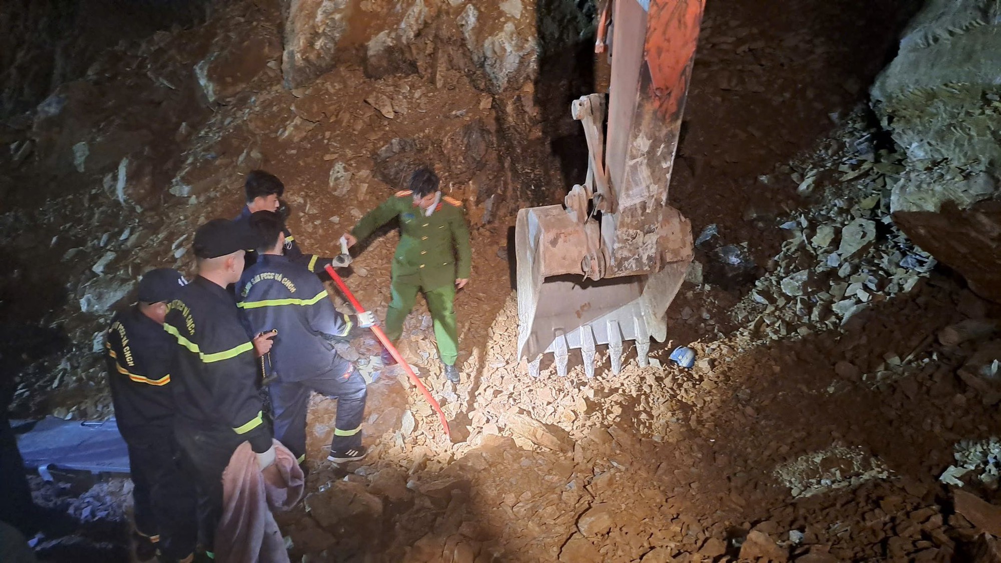 Tìm thấy thi thể nạn nhân thứ 3 trong vụ sạt lở đất đá trên Quốc lộ 6 - Ảnh 2. Tìm thấy thi thể nạn nhân thứ 3 trong vụ sạt lở đất đá trên Quốc lộ 6 - Ảnh 2.