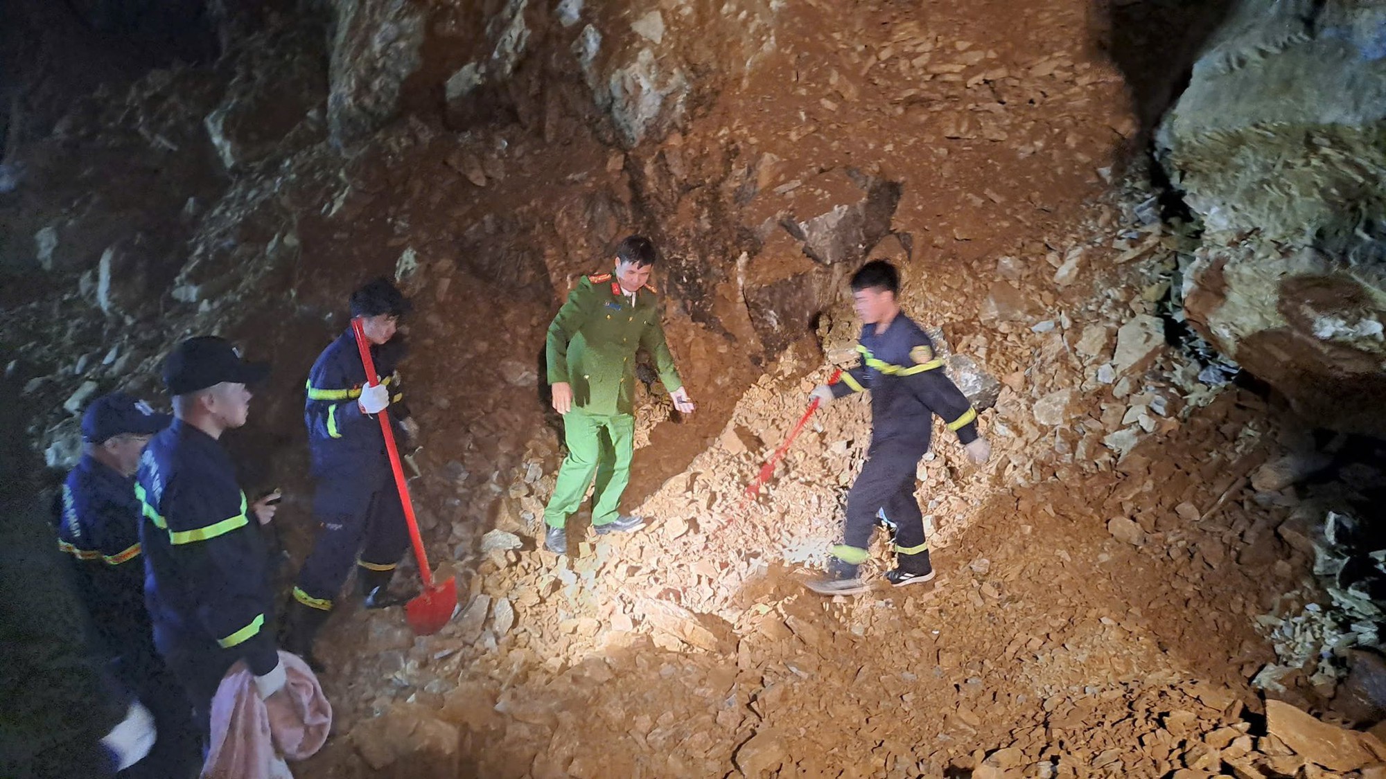 Tìm thấy thi thể nạn nhân thứ 3 trong vụ sạt lở đất đá trên Quốc lộ 6 - Ảnh 3. Tìm thấy thi thể nạn nhân thứ 3 trong vụ sạt lở đất đá trên Quốc lộ 6 - Ảnh 3.