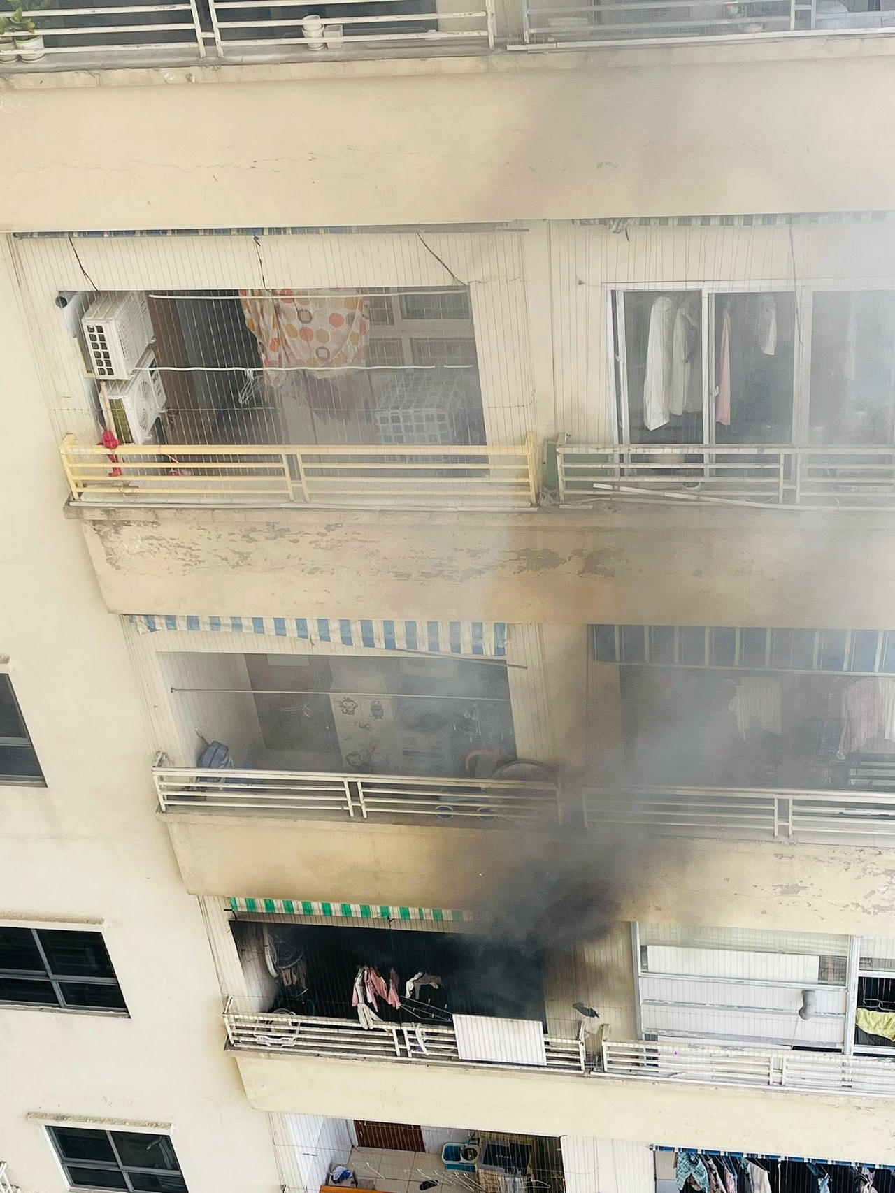 Cháy chung cư Hà Nội: Hàng trăm cư dân hoảng loạn sơ tán khi lửa bùng phát - Ảnh 2. Cháy chung cư Hà Nội: Hàng trăm cư dân hoảng loạn sơ tán khi lửa bùng phát - Ảnh 2.