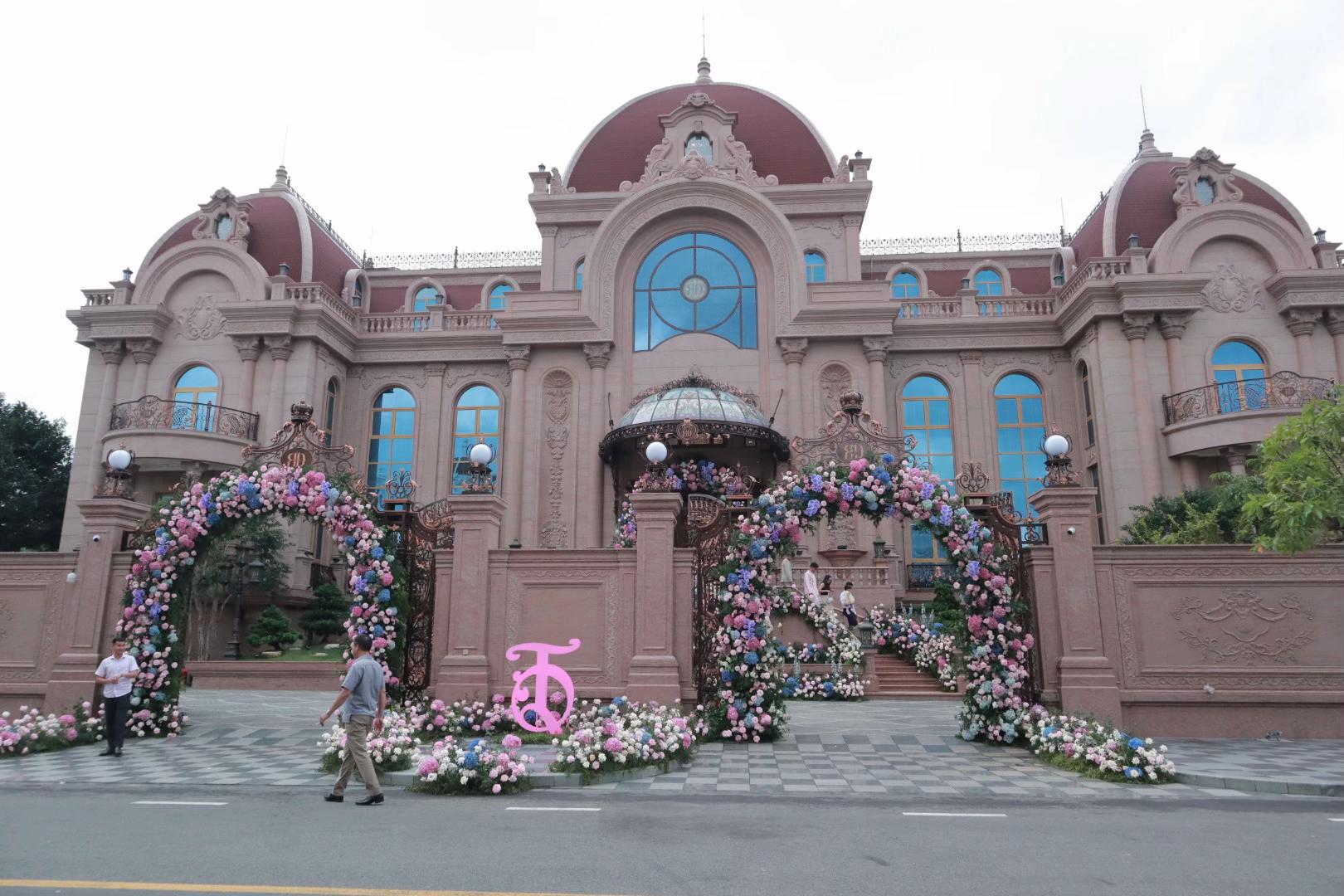 Đ&aacute;m cưới h&eacute; lộ dinh thự "khủng" nhất Phan Thiết - c&ocirc; d&acirc;u l&agrave; &aacute;i nữ tập đo&agrave;n ngh&igrave;n tỷ k&iacute;n tiếng nhất Việt Nam - Ảnh 1.